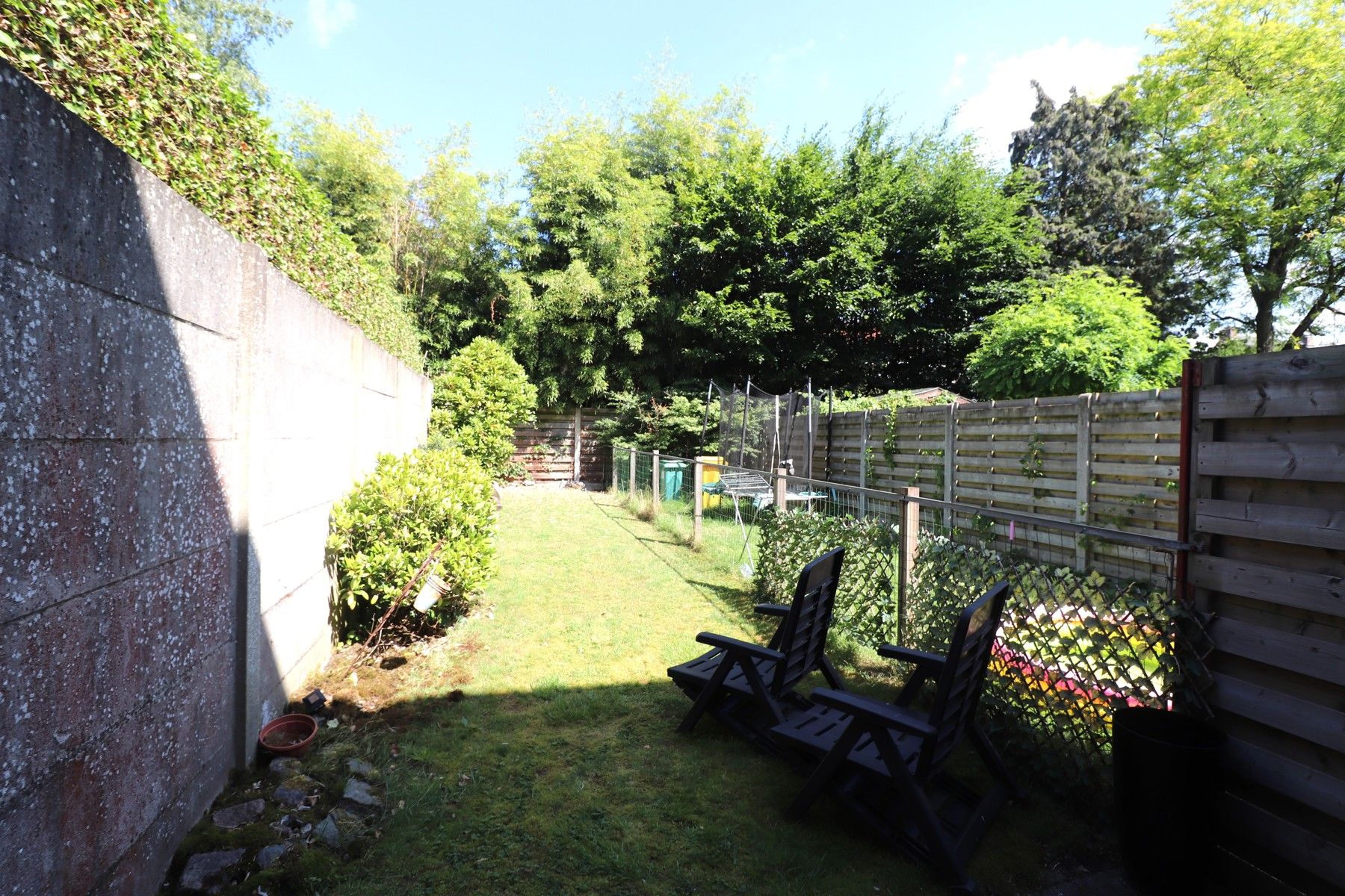 Een appartement op de 1ste verdieping met 2 slaapkamers, garage en tuin.  foto 10