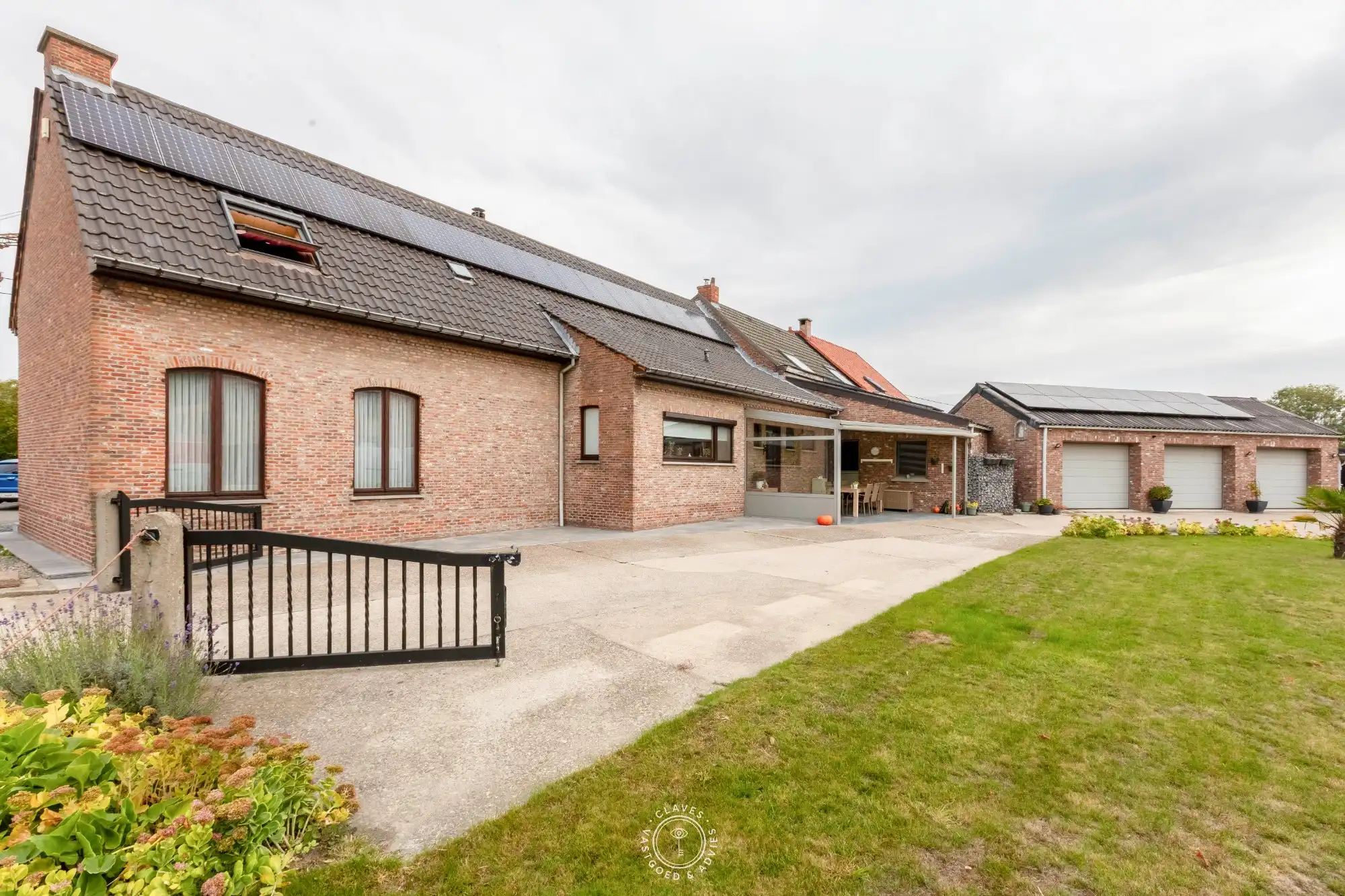 Hoofdfoto van de publicatie: Charmante en ruime woning met 4 slaapkamers en 3 garages