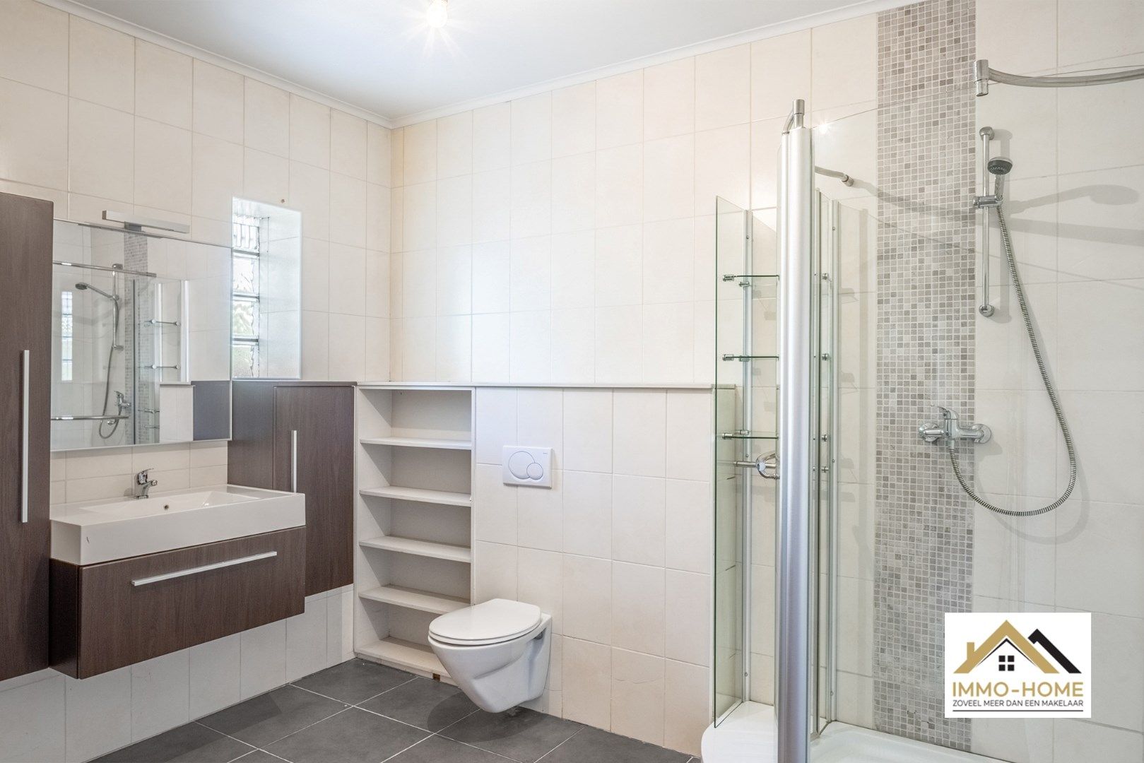 Eigendom( 2 appartementen) met loods en bijzonder veel potentieel foto 12