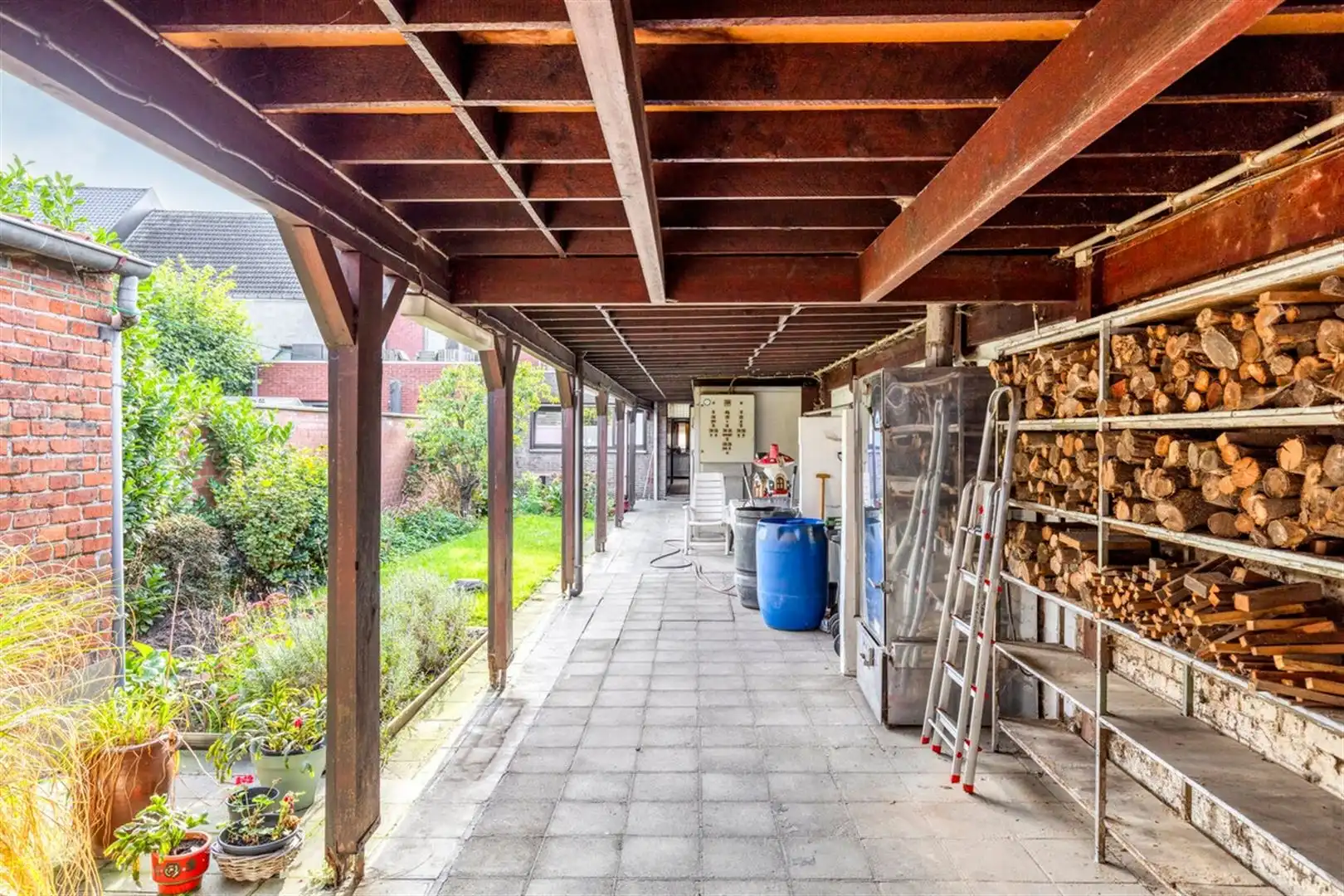 op te frissen ééngezinswoning met tuin en dubbele garage. Vroegere slagerij met woonst. foto 36