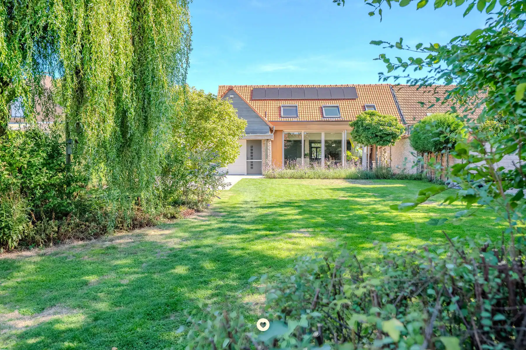 Karaktervolle hoeve met zwembad, bijgebouw op 1.300 m² grond foto {{pictureIndex}}