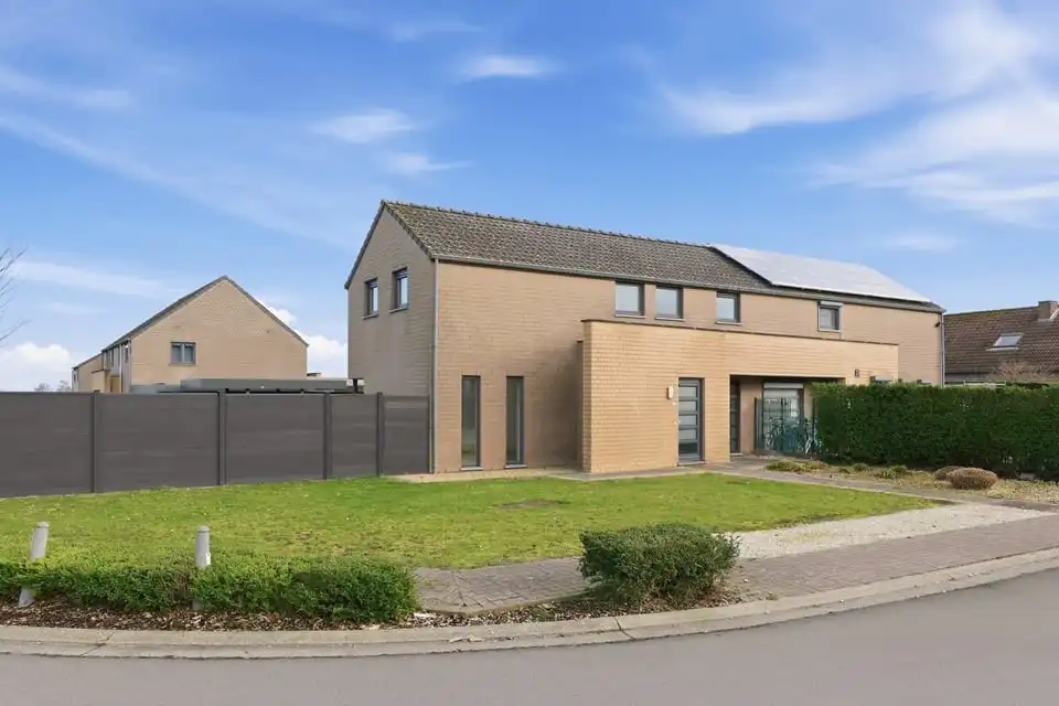 GEZELLIGE INSTAPKLARE GEZINSWONING MET 3 SLAAPKAMERS IN KOZEN foto {{pictureIndex}}