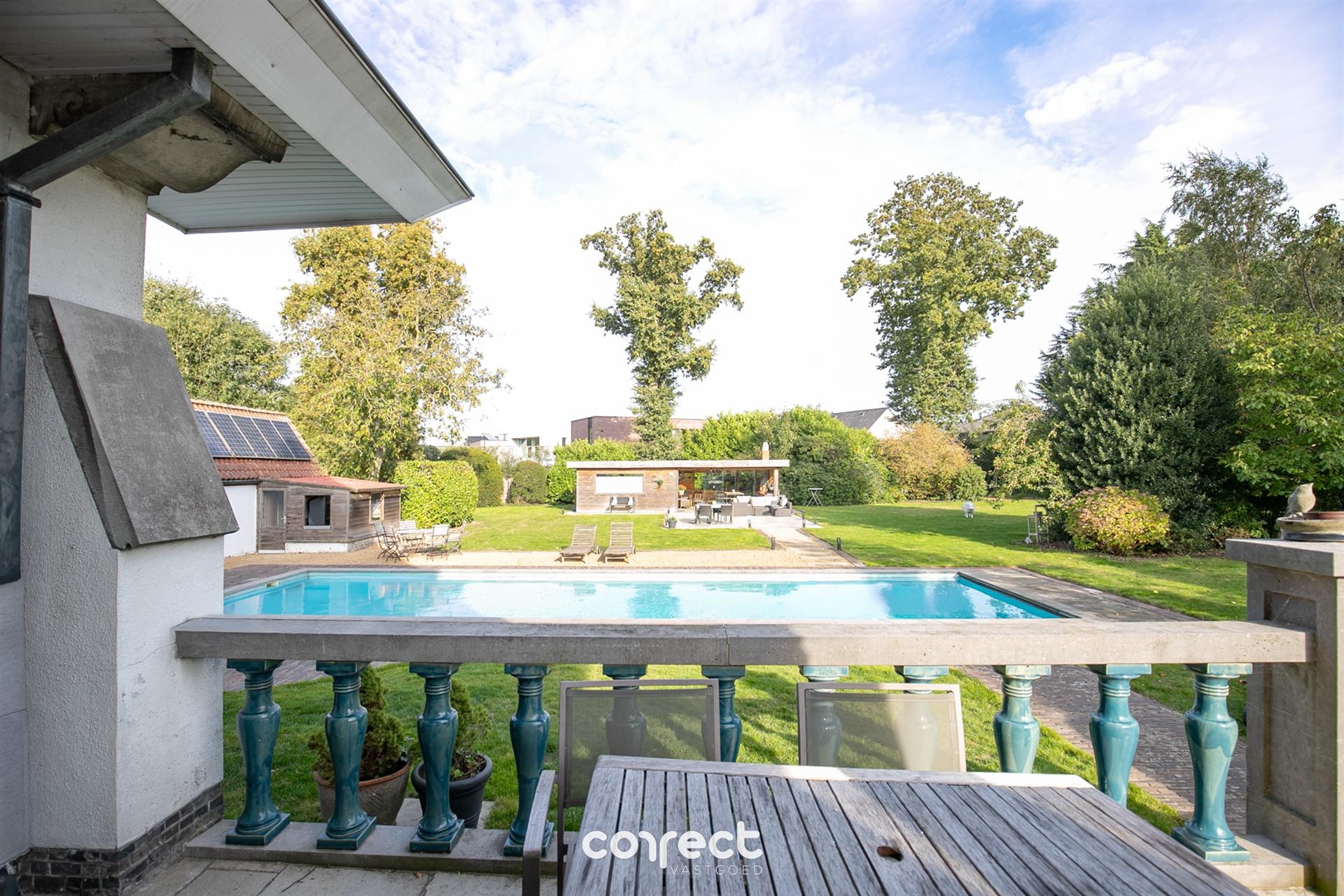Authentieke villa op een royaal perceel, prachtige tuin met buitenzwembad en bijgebouwen. foto 19