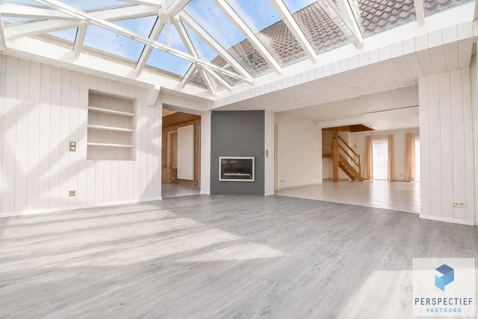 Unieke villa met dubbele garage en opslagplaats/ loods in rustige omgeving foto 6
