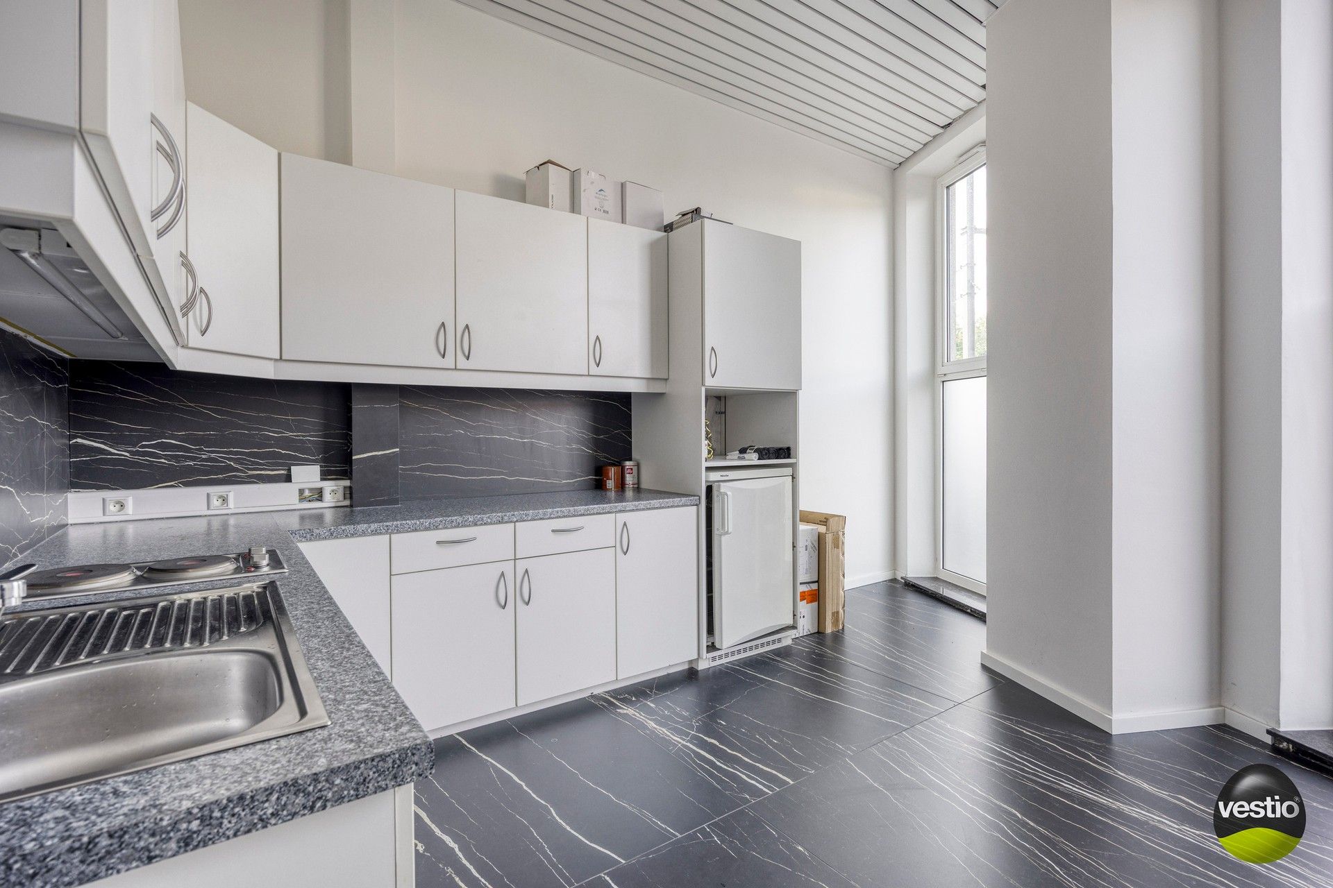 Luxueuze gelijkvloerse kantoorruimte van ca. 328 m² met parking. foto 15