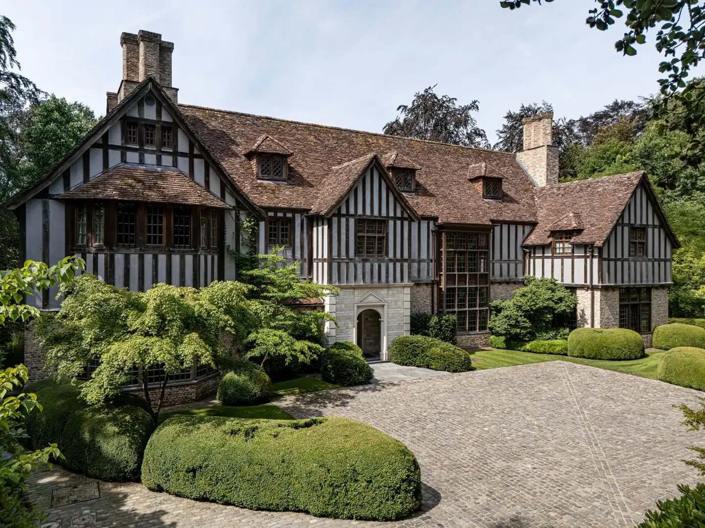 AN EXCEPTIONAL ENGLISH TUDOR RESIDENCE — SCHOTEN, ANTWERP foto 2