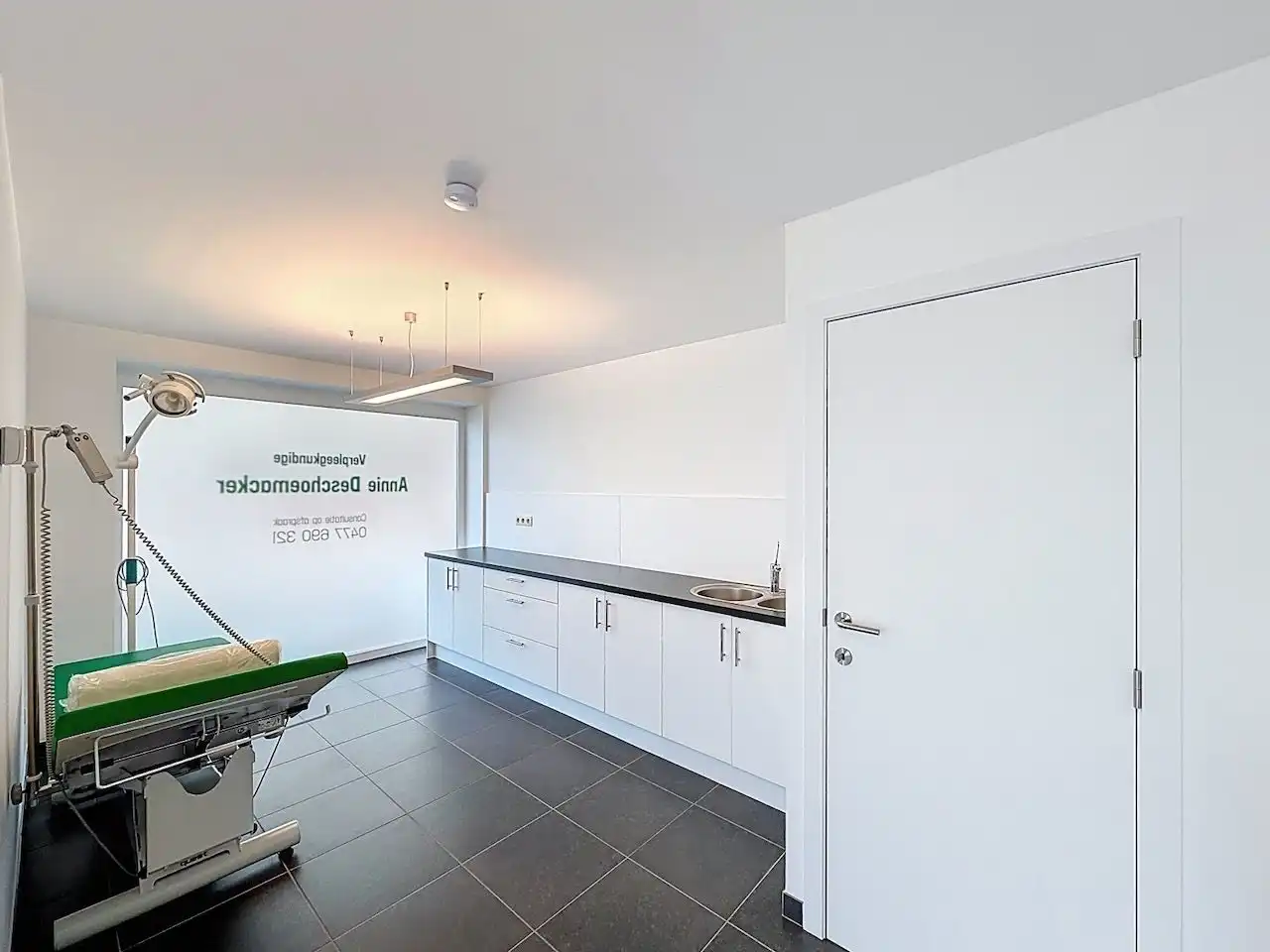 Praktijkruimte in standingvolle residentie ter hoogte van de Knokkestraat te Heist. foto 6