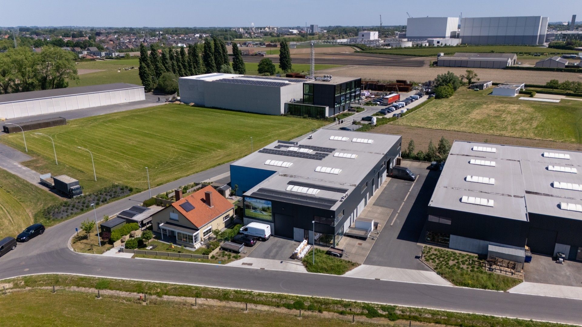 MAGAZIJN MET BURELEN/ SHOWROOM foto 3