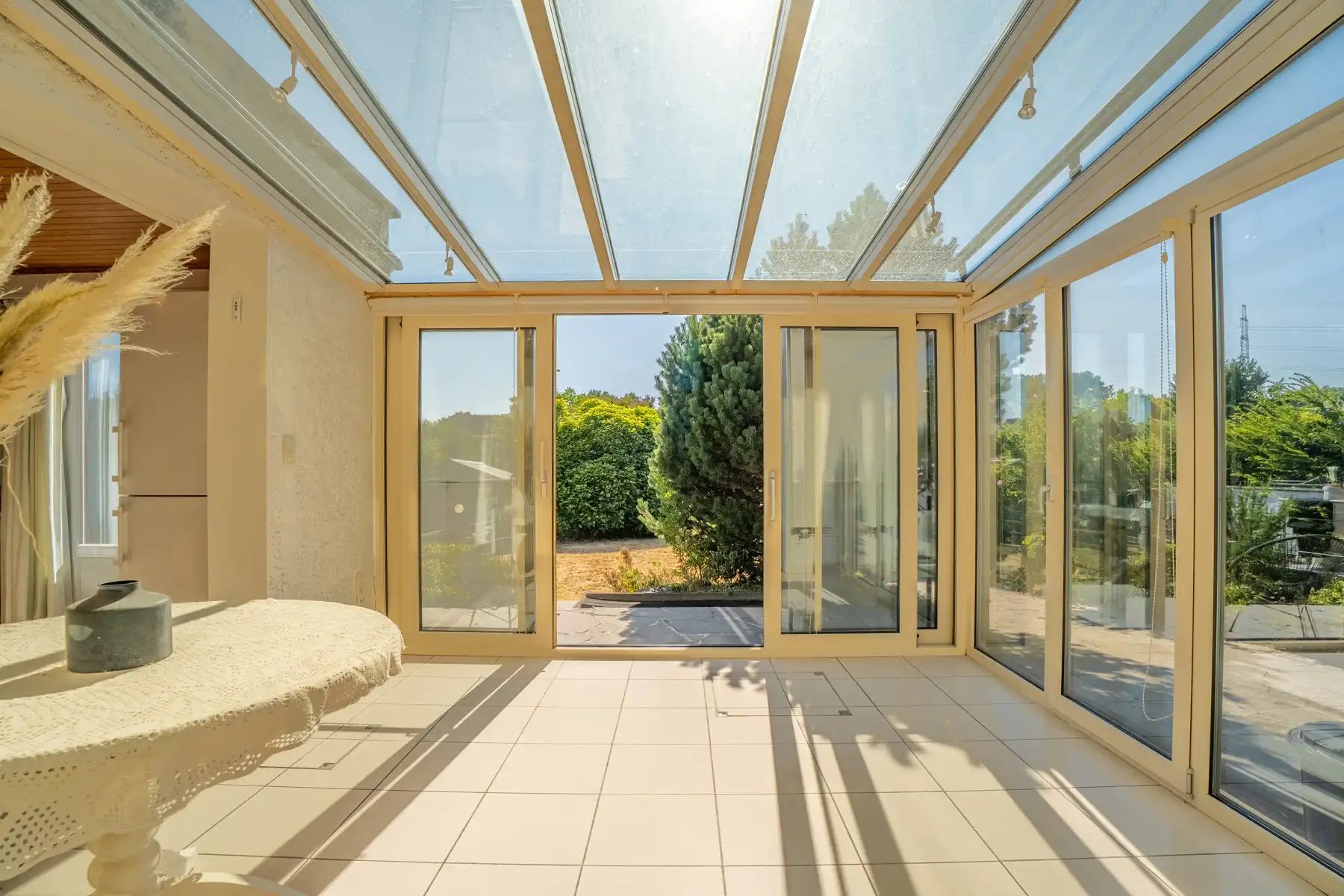 Halfopen woning met tuin, garage en oprit foto 10