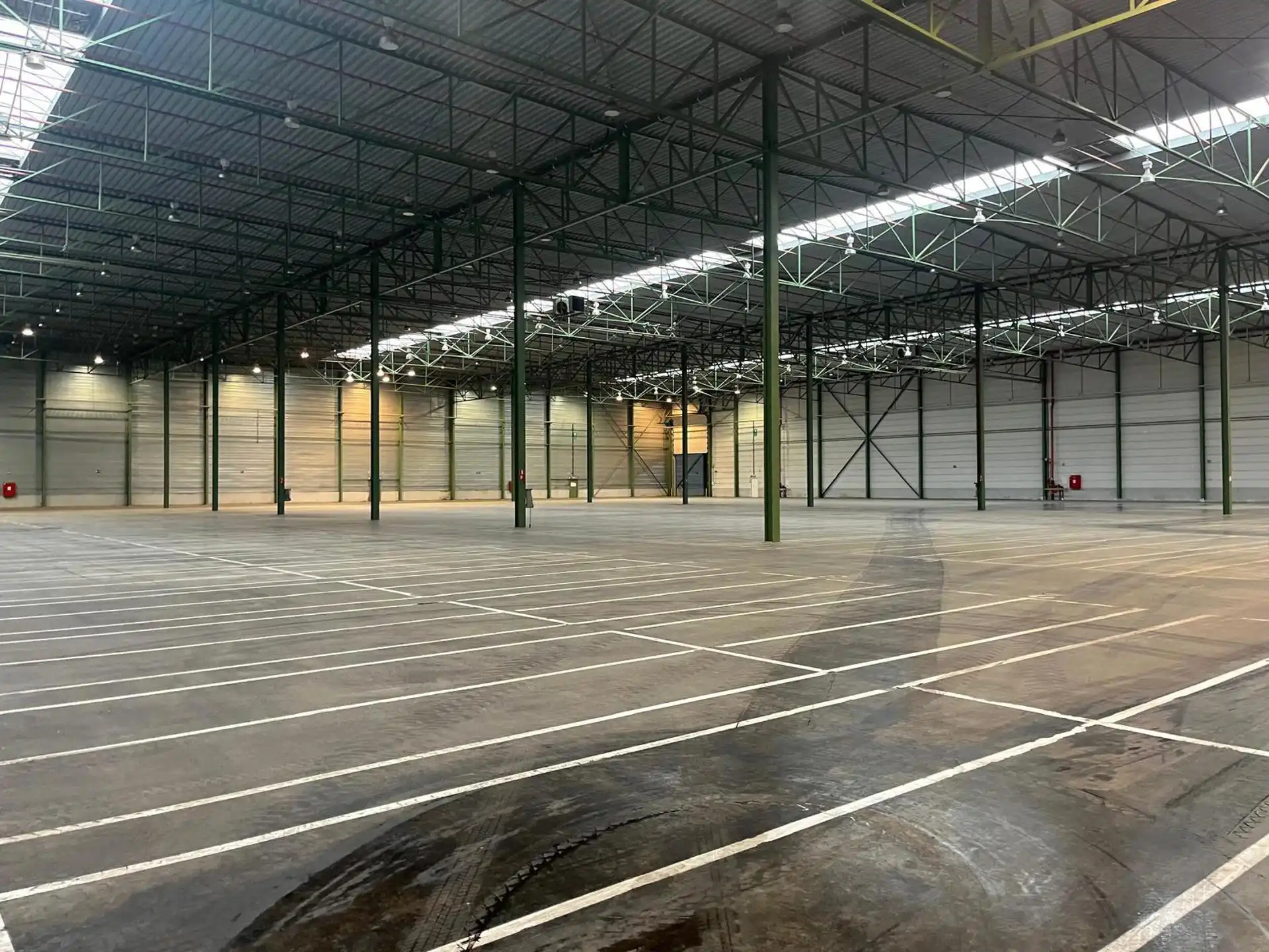 Ca. 8.625m² en 8.625m² magazijnruimten, met los- en laadkades, te huur langs de Noorderlaan.   foto 5