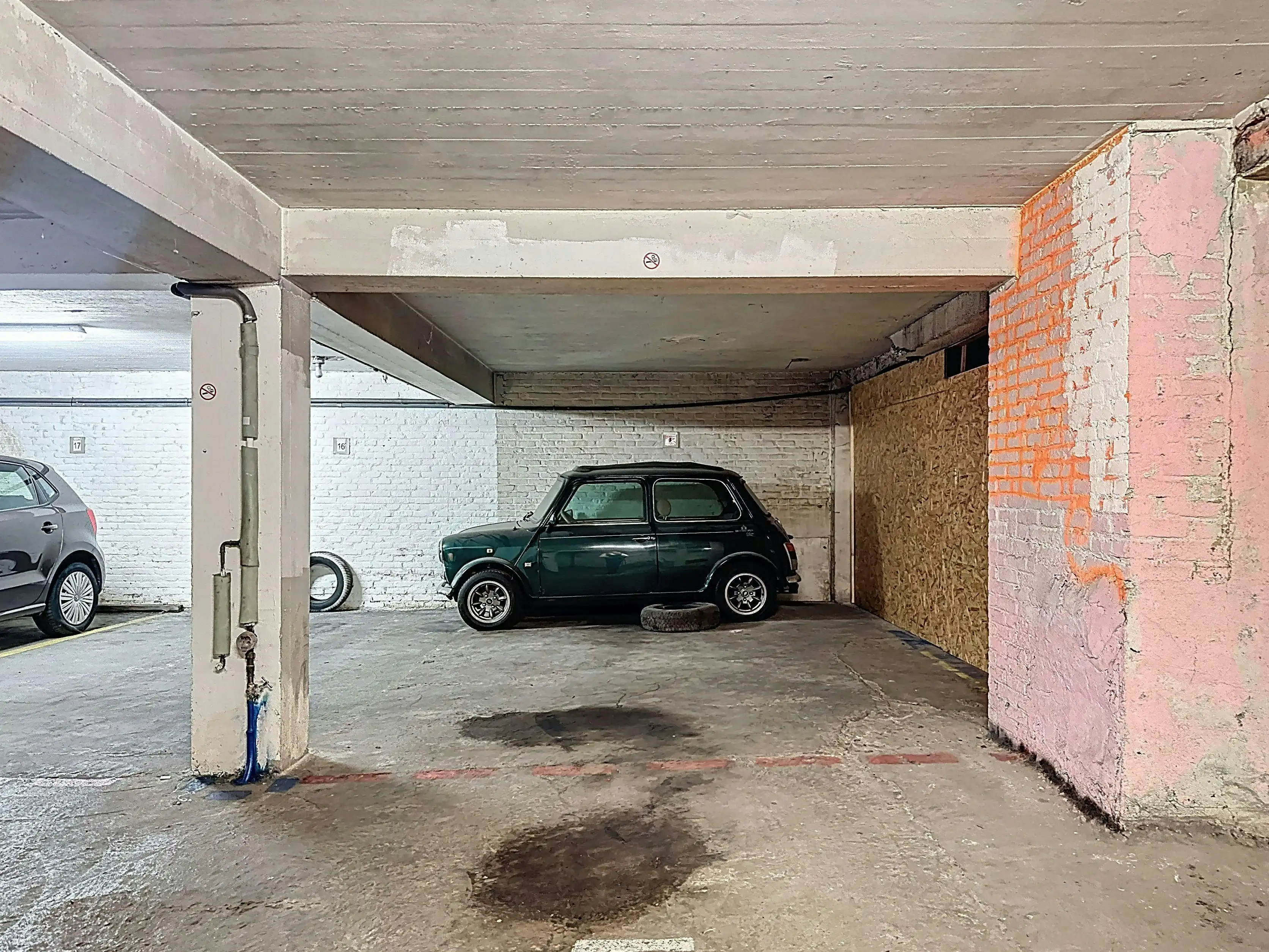 Ondergrondse autostaanplaats te koop in Antwerpen foto {{pictureIndex}}