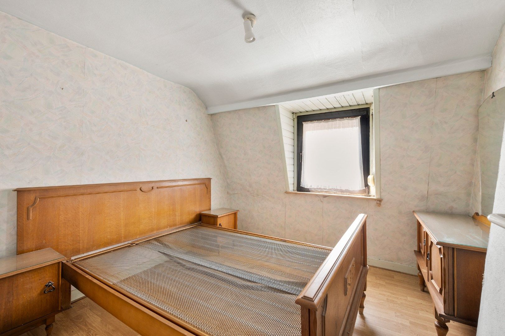 TE RENOVEREN WONING MET 2 SLPKS, GARAGE EN TAL VAN MOGELIJKHEDEN  foto 12