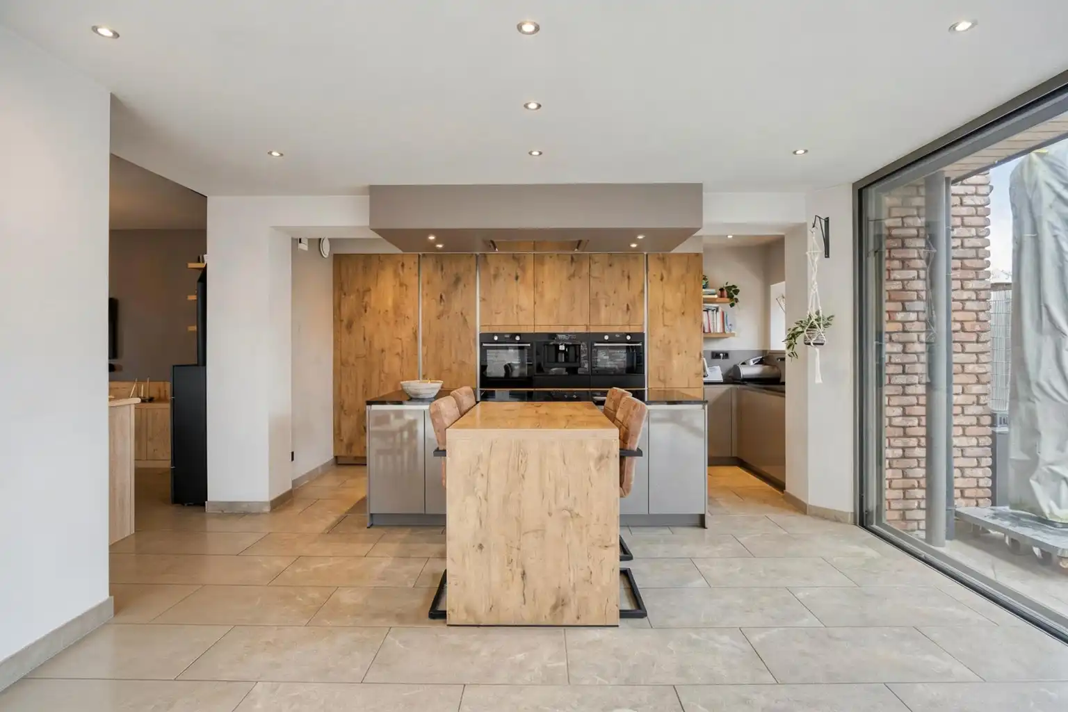 INSTAPKLARE WONING MET BIJGEBOUW EN RUIME GARAGE/LOODS  foto 6