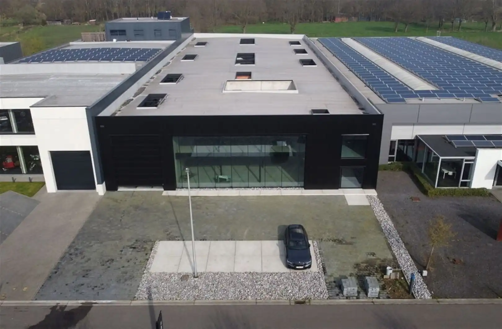 Nieuwbouw bedrijfspand met magazijnen en kantoren/showroom foto 4