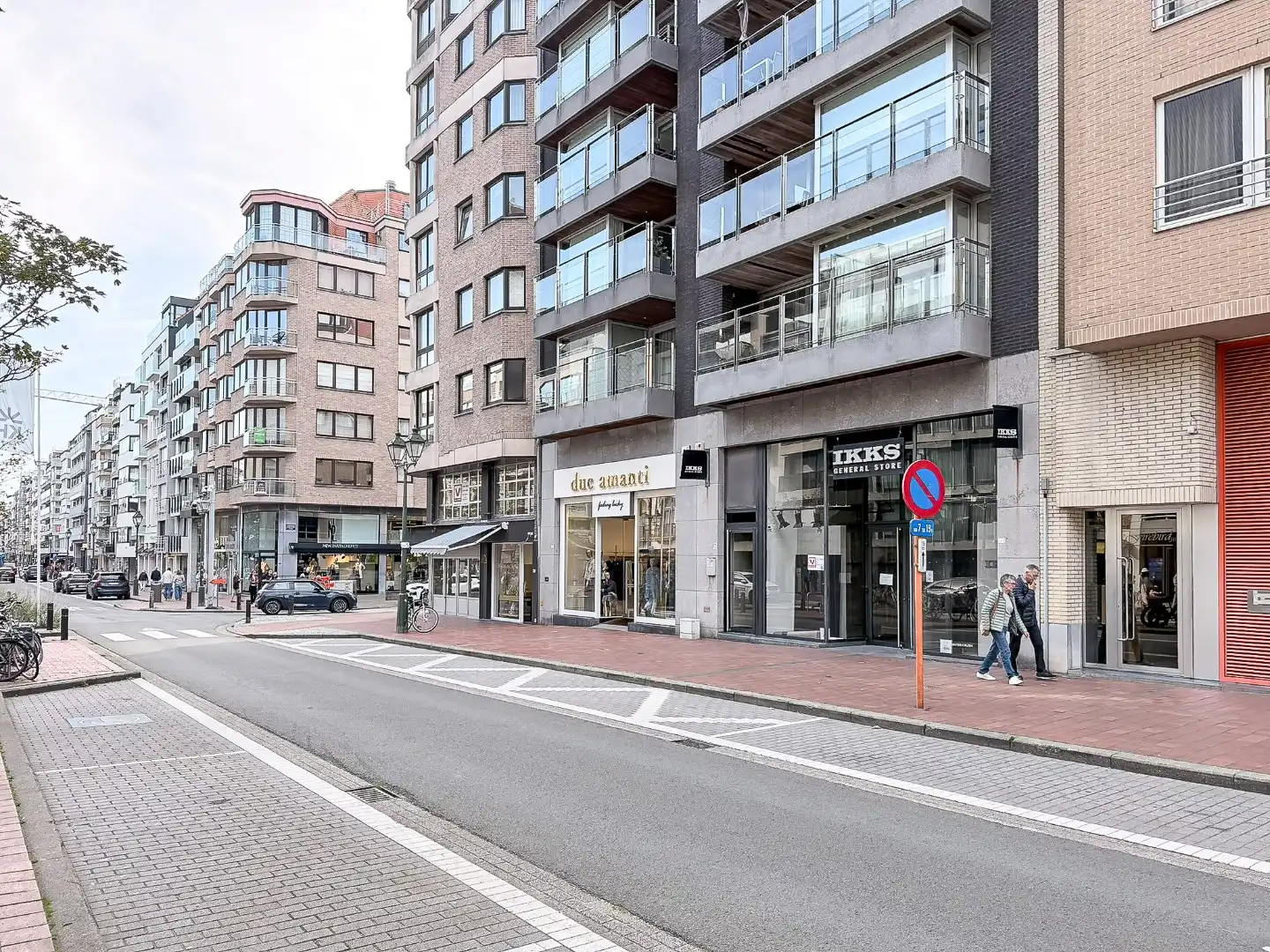 Te huur: handelspand met dubbelhoge vitrine en mezzanine op de Lippenslaan 332  foto 5