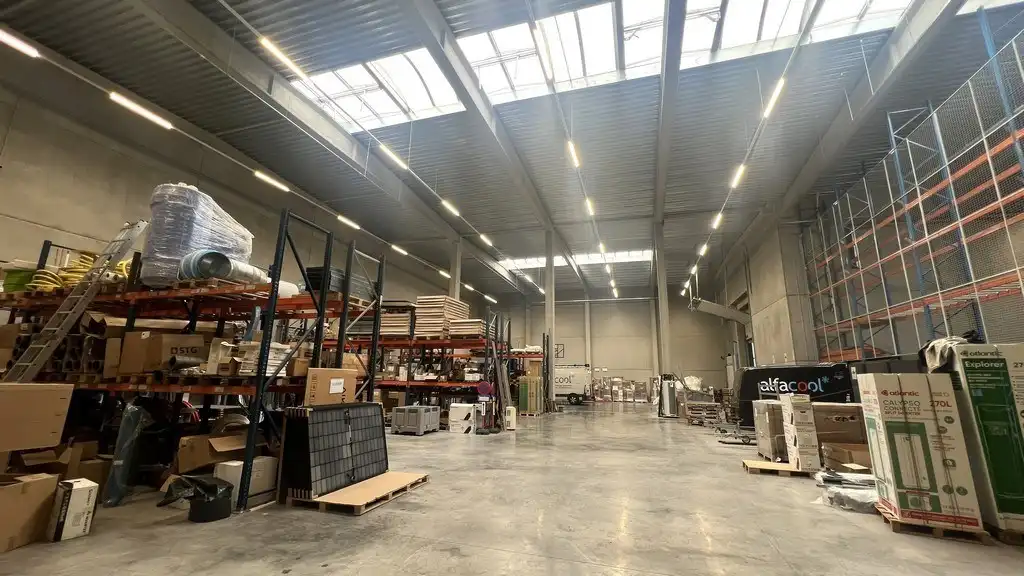 Recent magazijn te huur langs E40 in Erembodegem foto 4