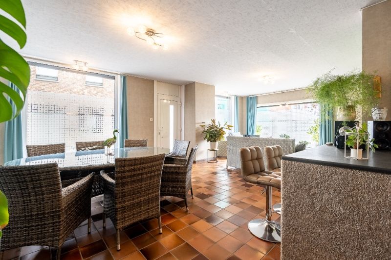 Woning met brede oprit en dubbele garage foto 9