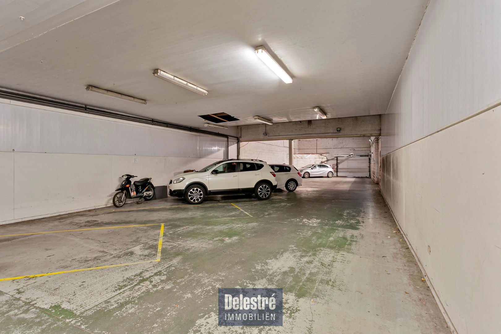 INSTAPKLAAR COMMERCIEEL GELIJKVLOERS INCL.1 PARKING foto 28