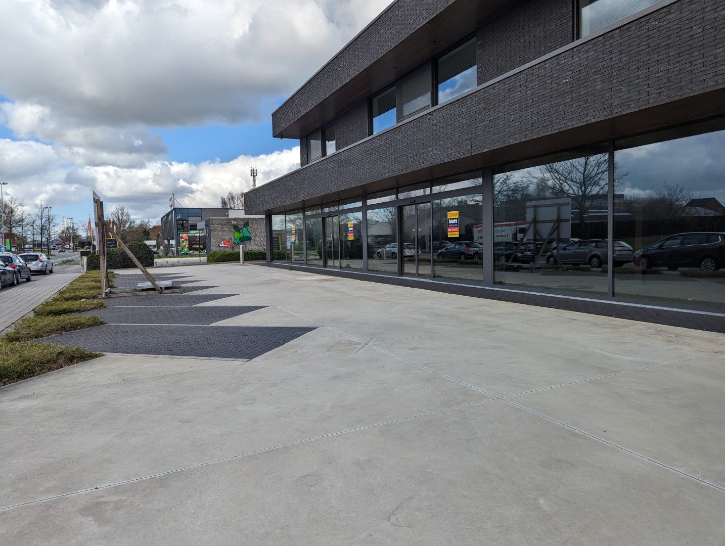 NIEUWBOUW COMMERCIËLE UNIT 458 m2 MET PARKING foto {{pictureIndex}}