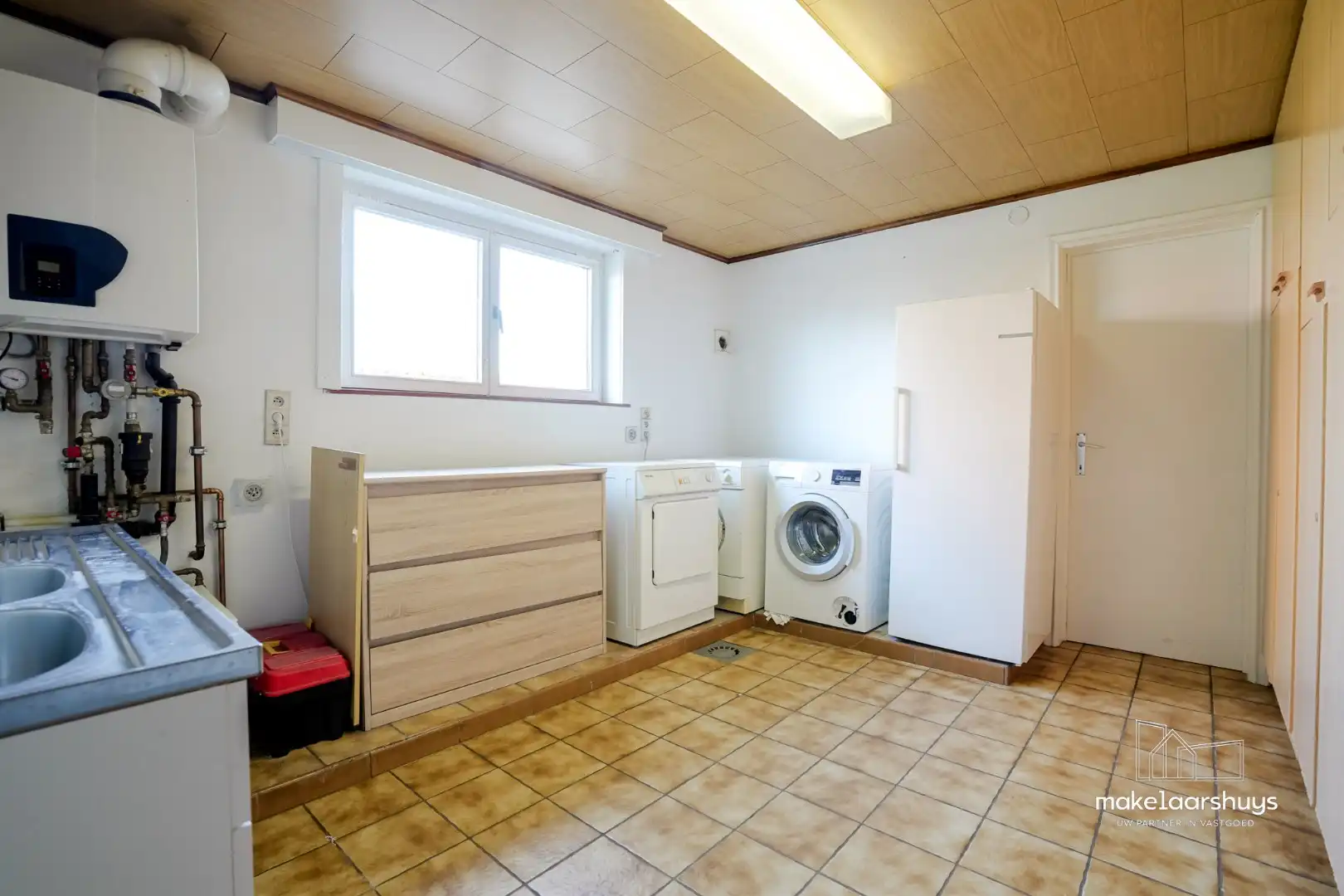 Ruime open bebouwing  met 3 slaapkamers,  bijgebouwen en parkeerplaatsen foto 6