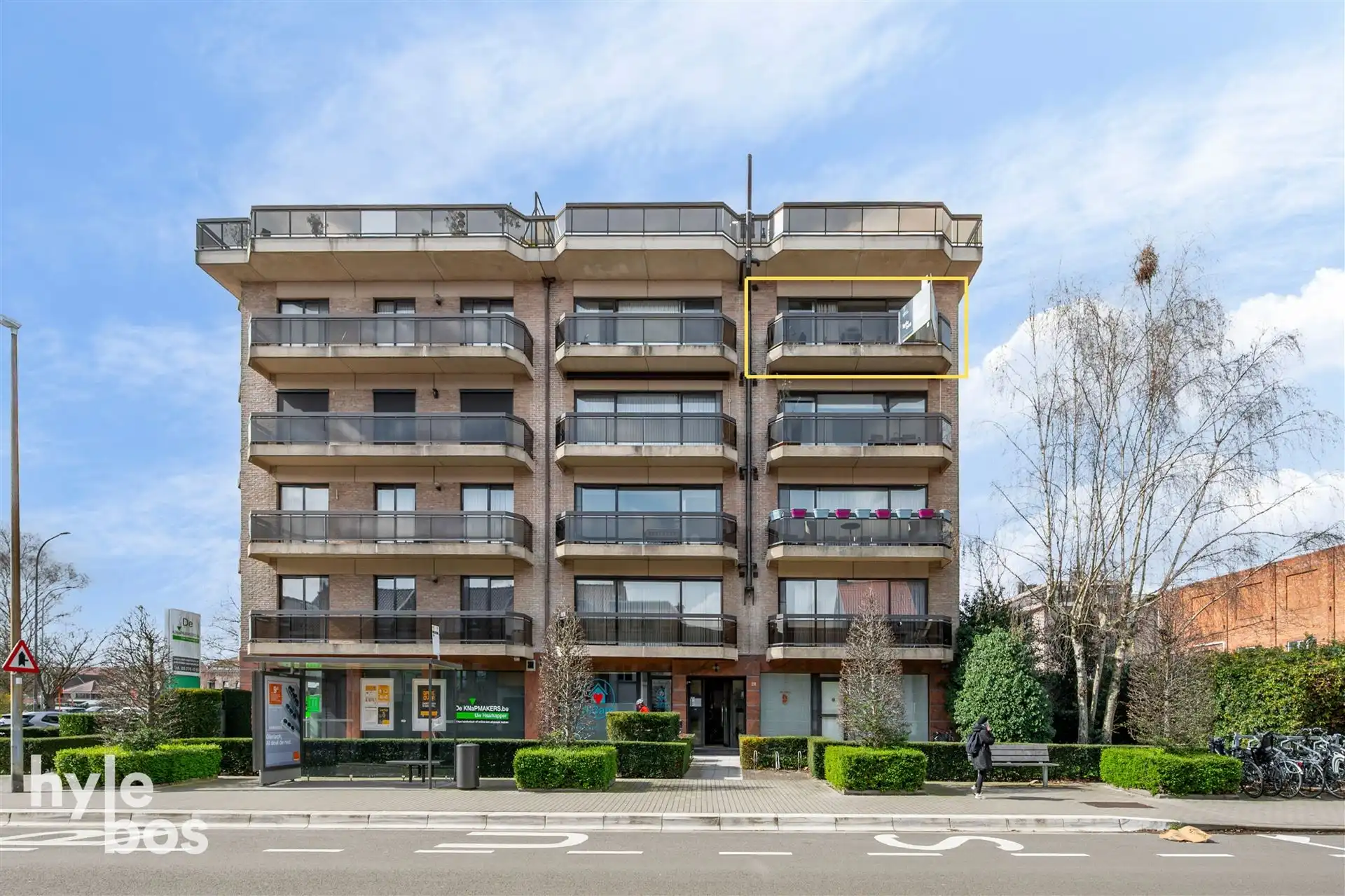 Appartement met veel lichtinval, ruime leefruimte en garagebox foto 2