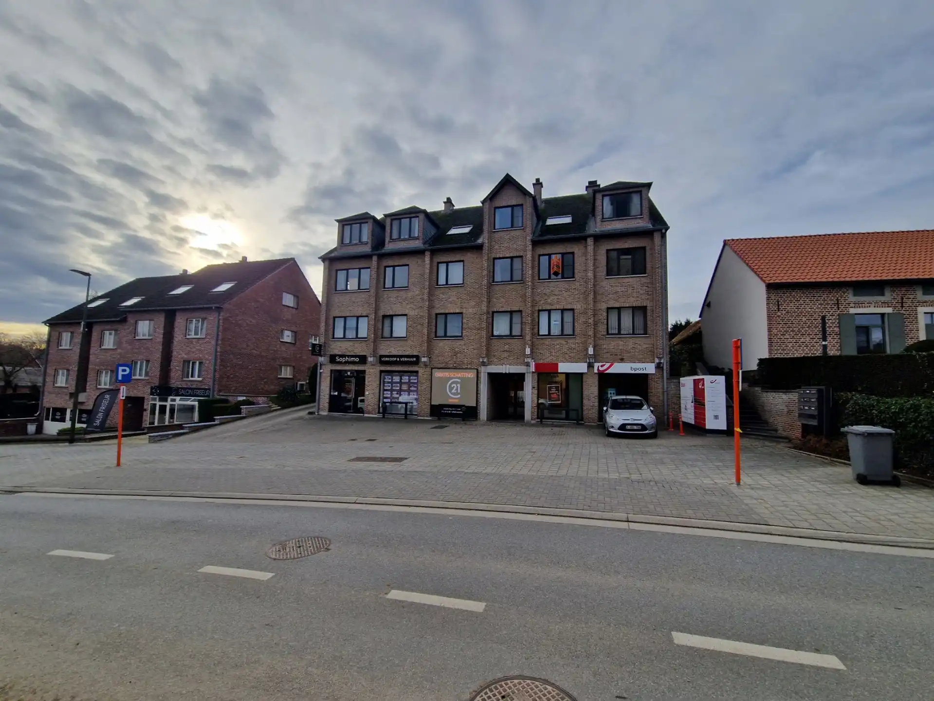 Instapklaar appartement met 2 slaapkamers, tuin & parking foto 11