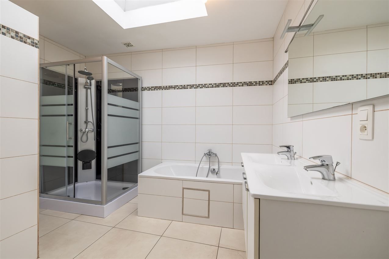 Gerenoveerde woning in rustige straat, 2 slaapkamers, ruime keuken, conforme elektriciteit en wandelroutes vlakbij. foto 14