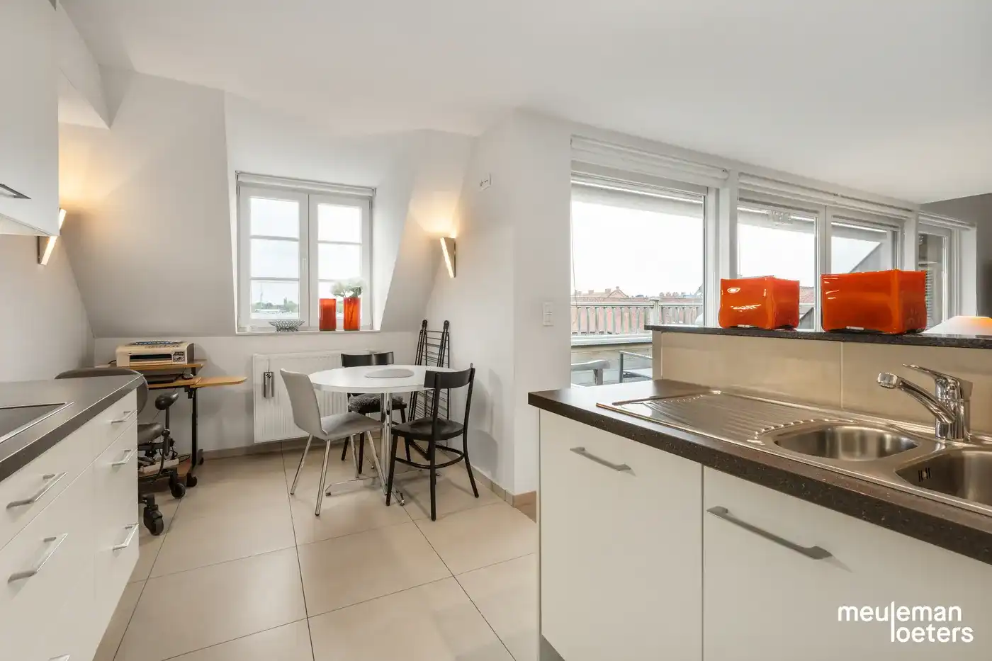Riant en instapklaar duplexappartement met zéér ruime garagebox in centrum  foto 7
