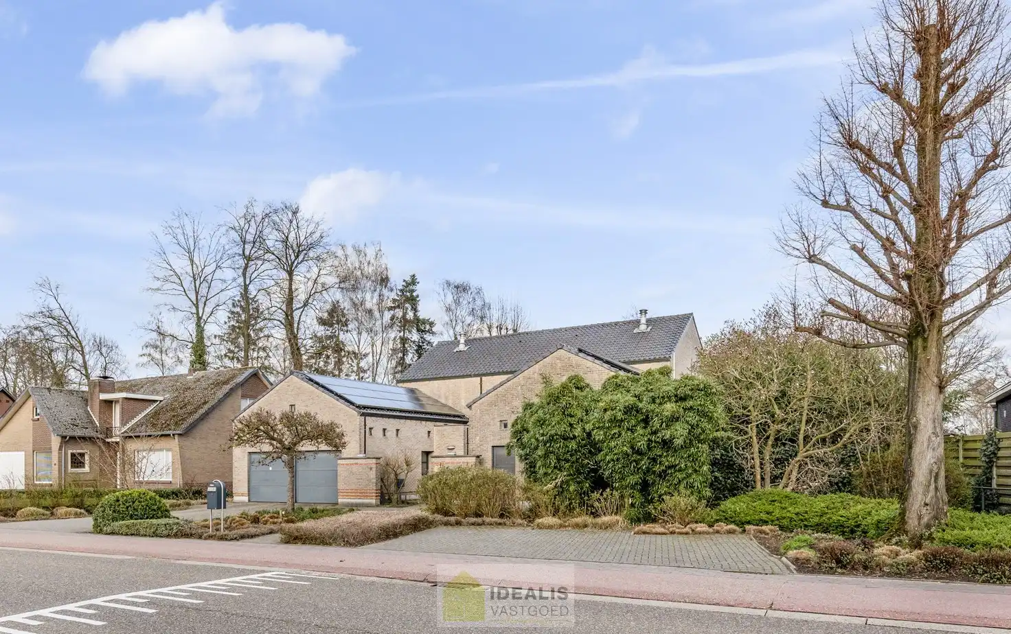 EXTRA RUIME VILLA MET EEN PRACHTIG LICHTRIJKE LEEFRUIMTE, RUIME KEUKEN, 4 SLAAPKAMERS, 2 BADKAMERS EN EEN RUIM PRAKTIJK/KANTOORGEDEELTE OP EEN RIANT EN CENTRAAL PERCEEL VAN MAAR LIEFST 16A 27CA OP EEN GUNSTIGE LOCATIE NABIJ HET CENTRUM VAN ACHEL! foto 2