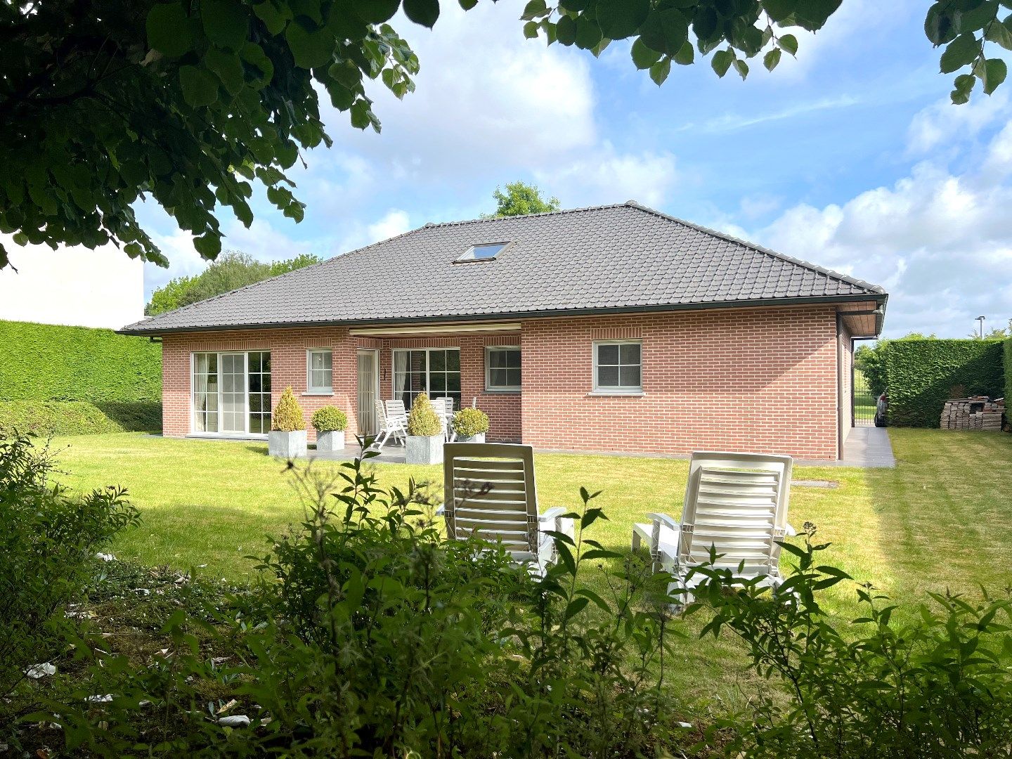 Knappe en verzorgde villa te koop teTiegem op 726m2 perceeloppervlakte. foto {{pictureIndex}}
