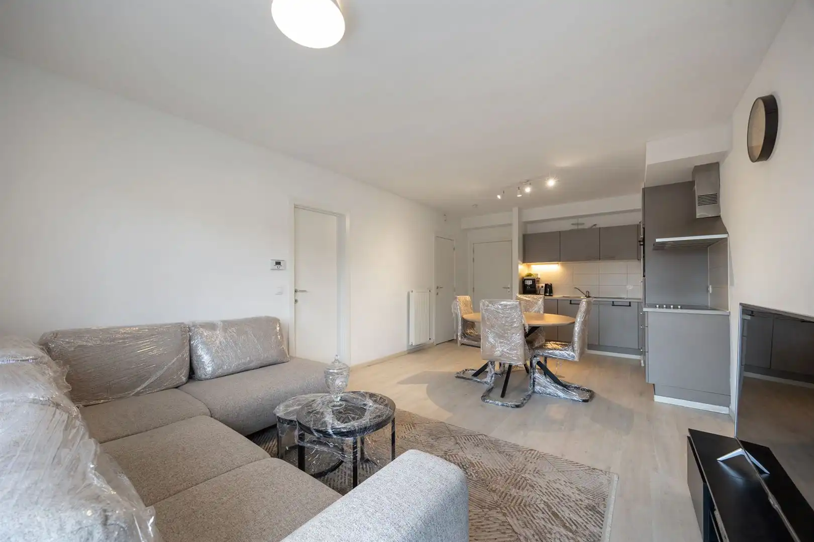 Modern en licht appartement met terras in parkomgeving. foto 3