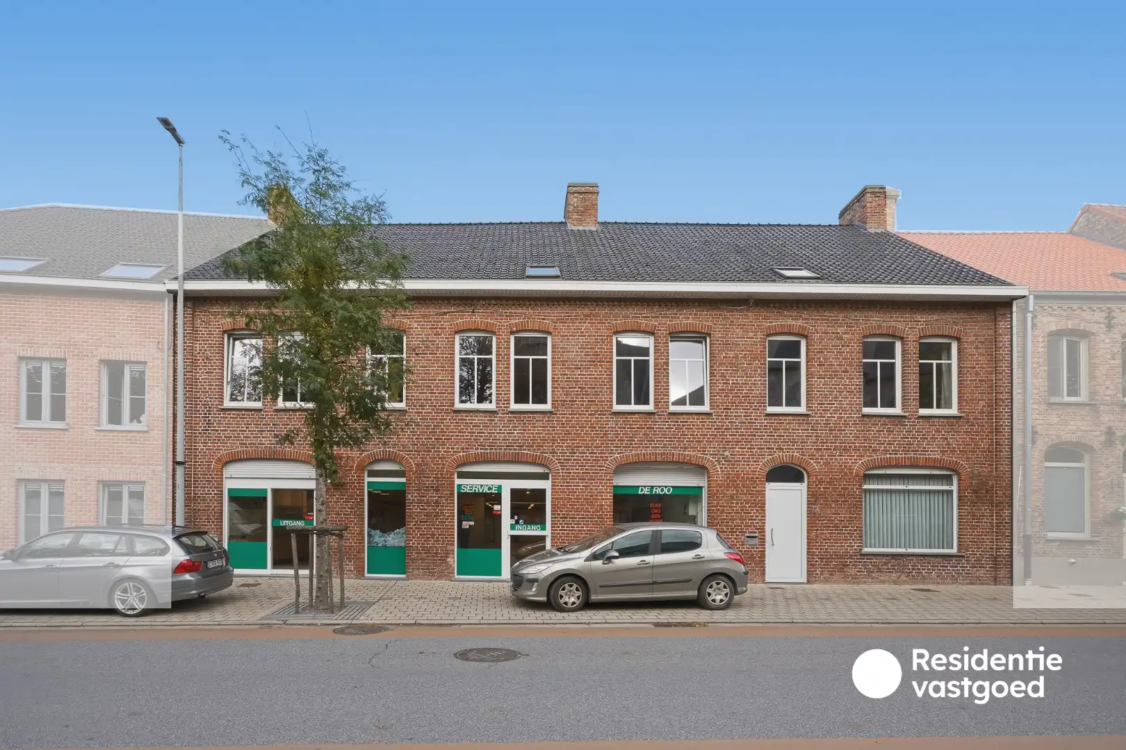 Veelzijdig eigendom met handelsruimte, ruime woning en bouwgrond in centrum Merkem! foto {{pictureIndex}}