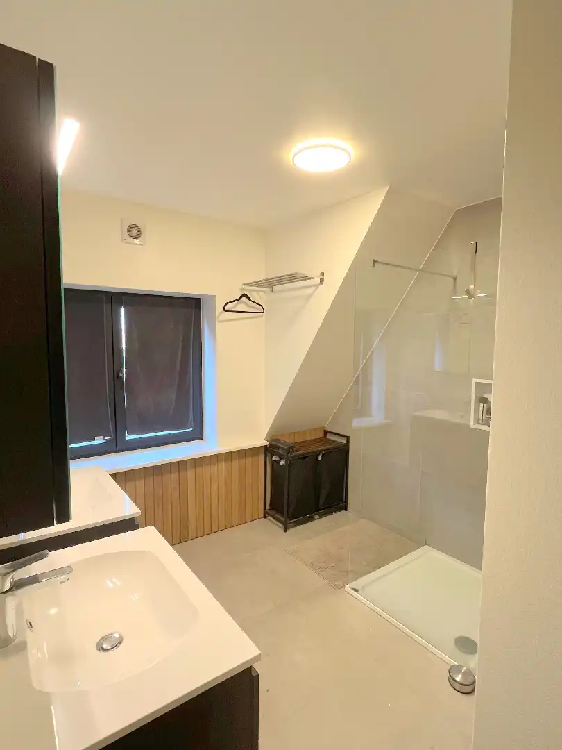 Volledig gerenoveerde woning met tuin en garage te Bissegem foto 9