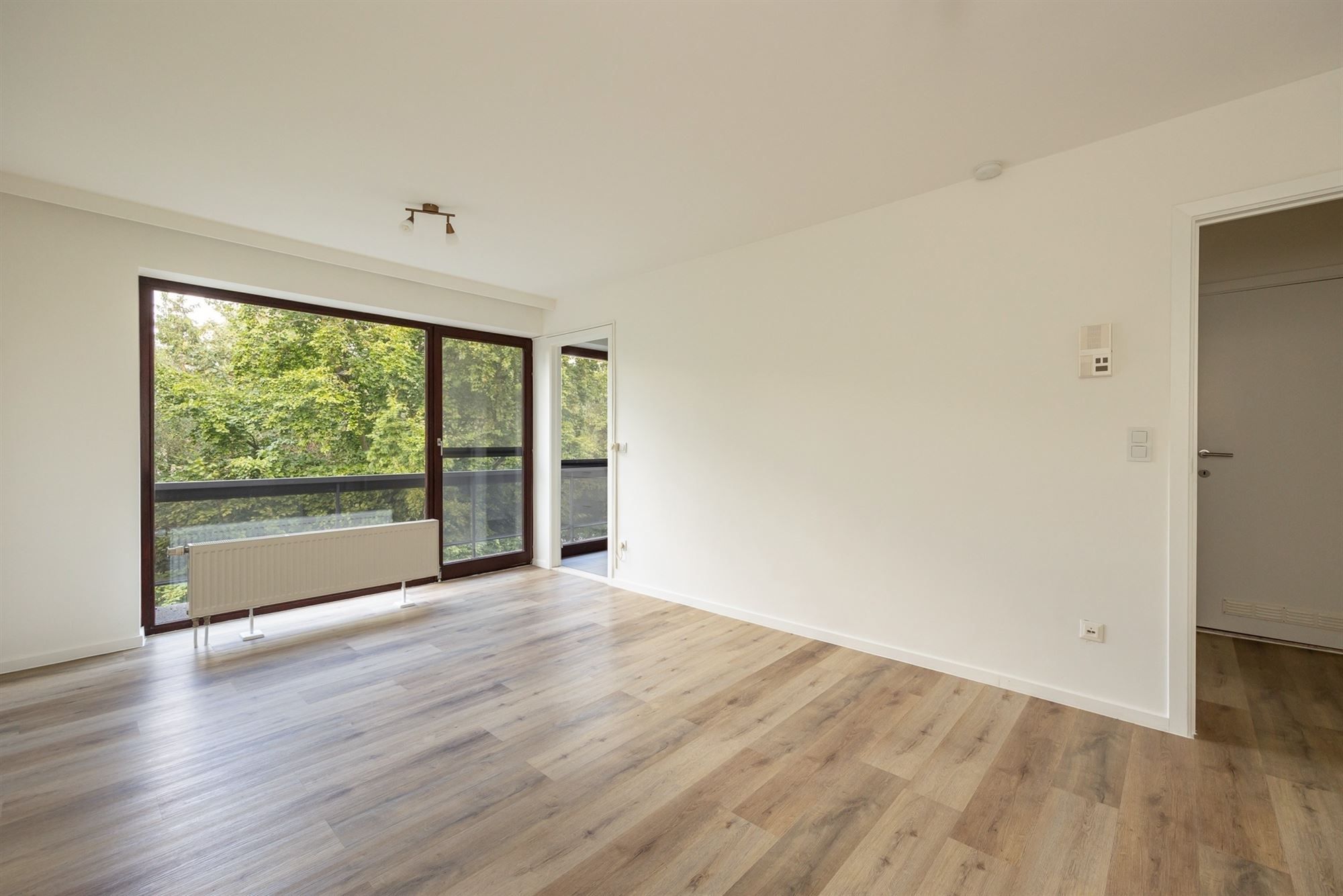 Lichtrijke serviceflat met terras foto 6