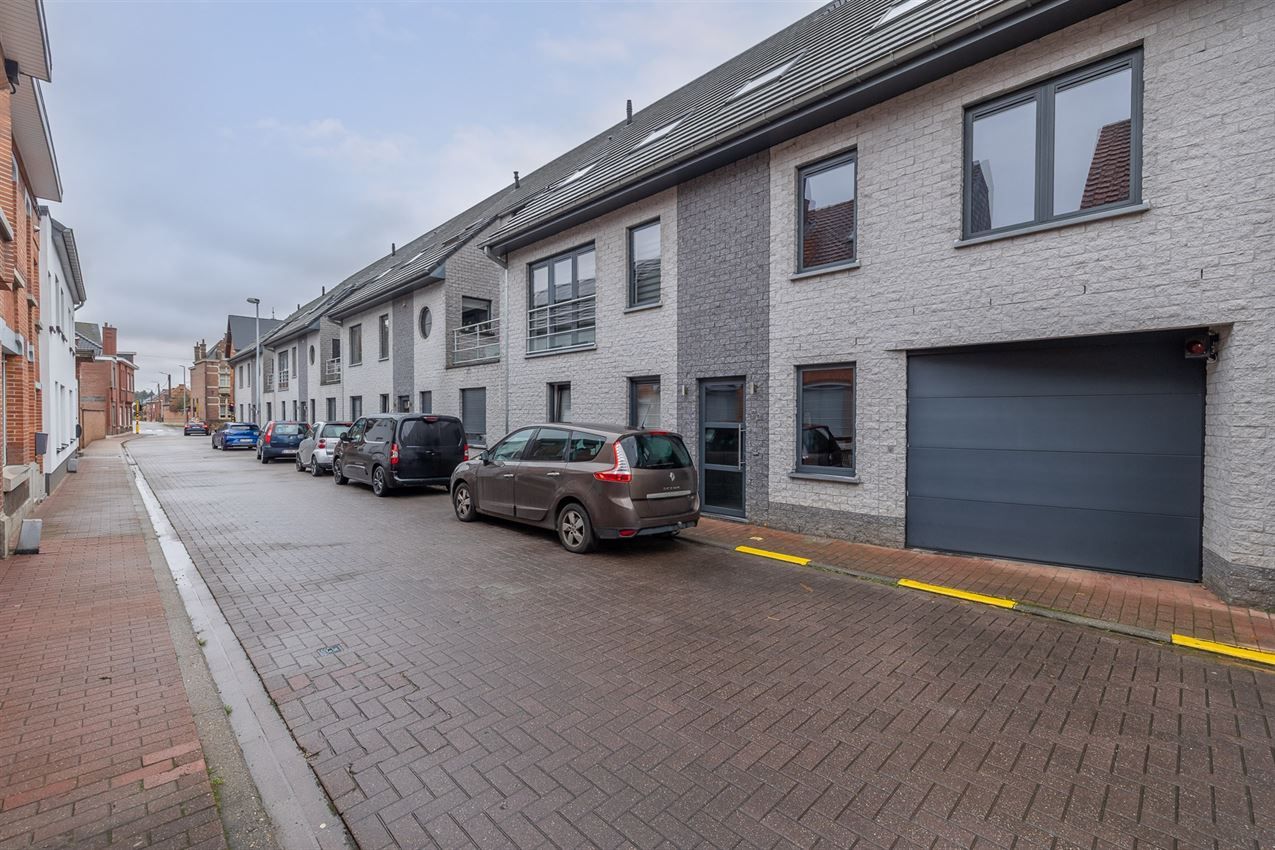 Gelijkvloers tweeslaapkamer appartement met terras en staanplaats in centrum  foto 2