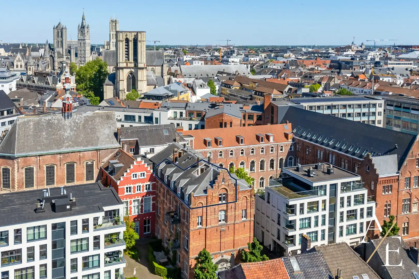 GENT – Exclusief duplex penthouse met ondergrondse staanplaats op toplocatie foto {{pictureIndex}}
