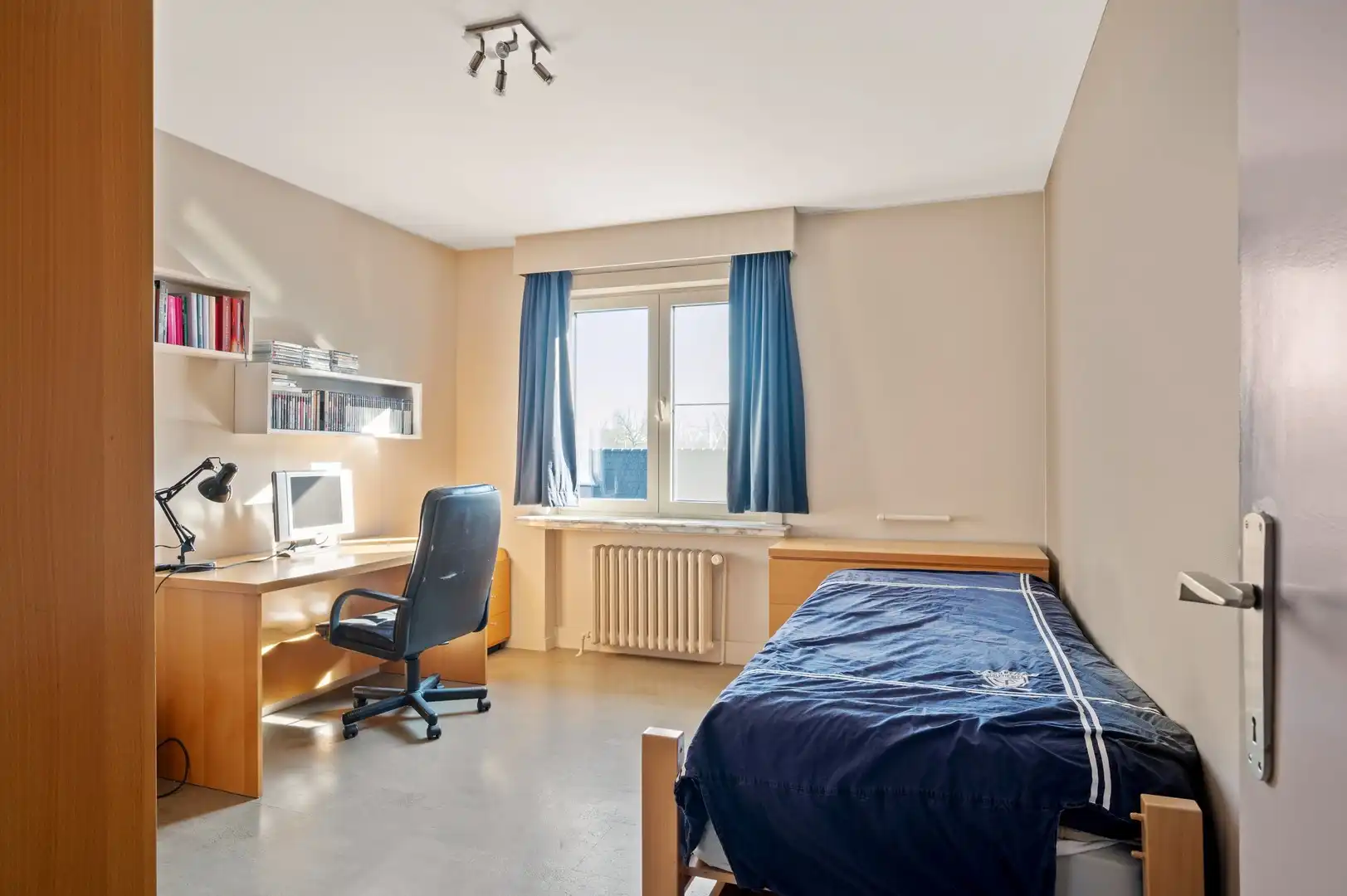 Unieke eigendom met vrijstaande woning met kantoor, loods en een grote dubbele garage foto 13