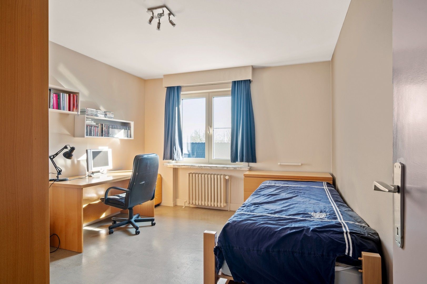 Unieke eigendom met vrijstaande woning met kantoor, loods en een grote dubbele garage foto 13