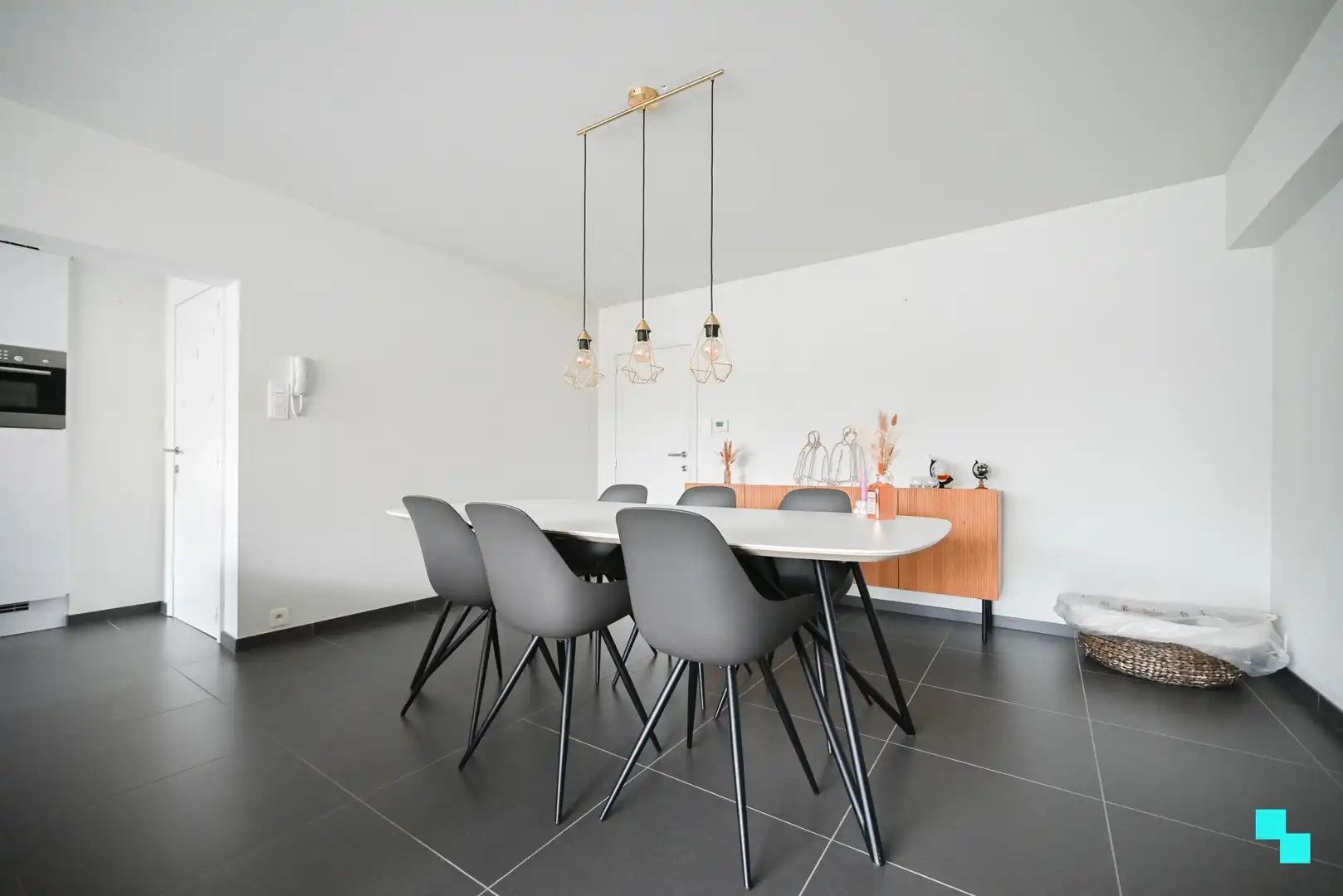 Verrassend ruim en compleet gerenoveerd appartement in hartje Izegem foto 4