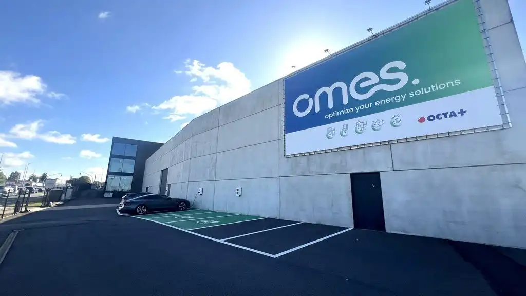 Bedrijfsgebouw te huur vlakbij E17 te Waregem foto {{pictureIndex}}