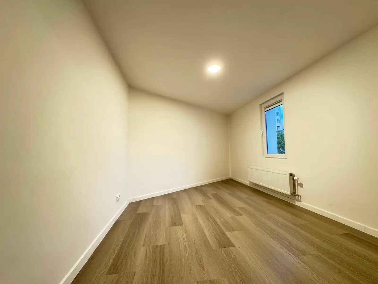 Gerenoveerd tweeslaapkamer appartement te Oostende. foto 5