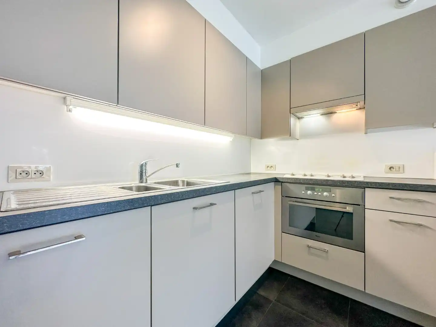 Instapklaar energiezuinig appartement hartje Eernegem, met zonnig terras, topligging. foto 9