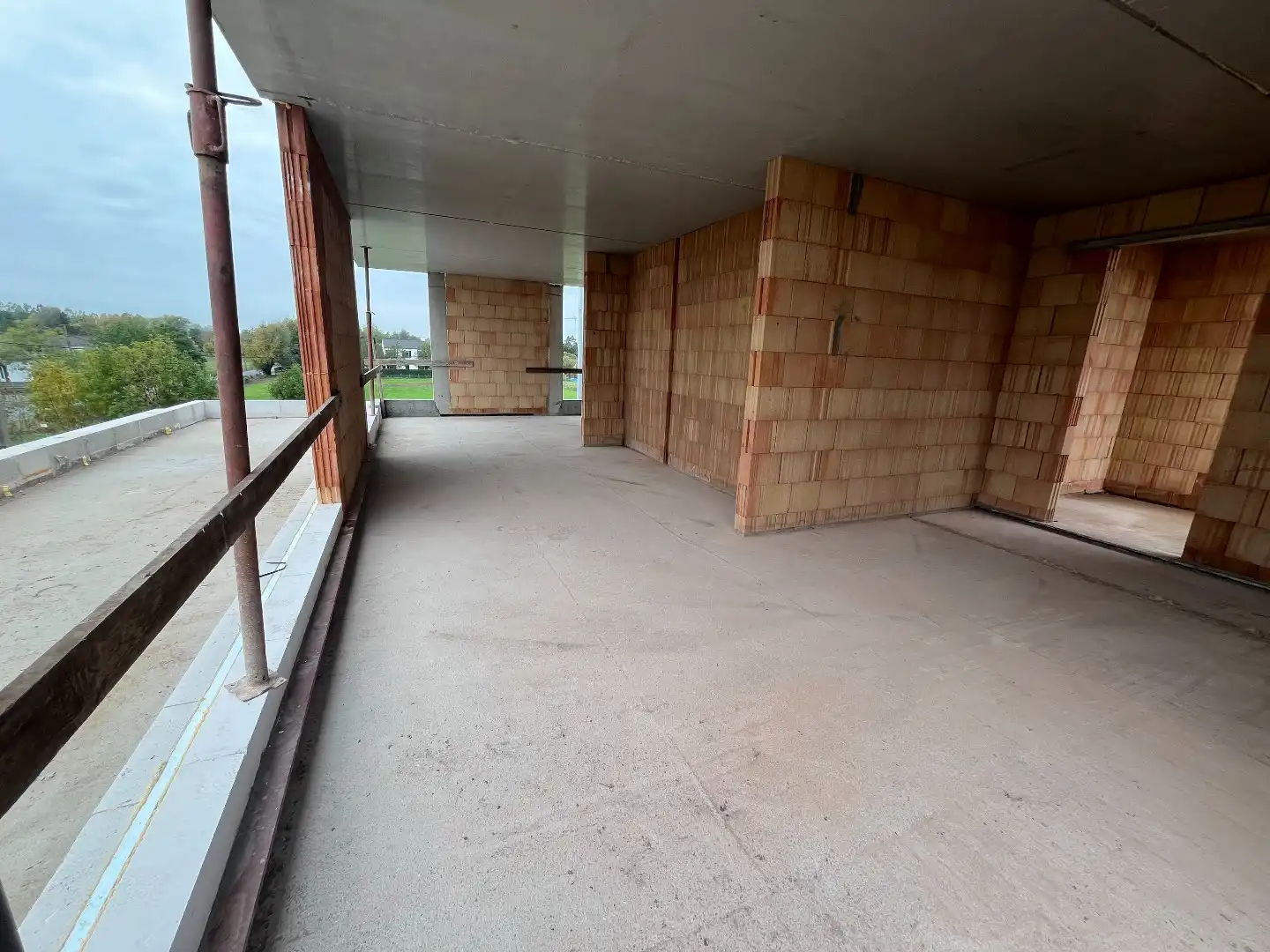 Modern en ruim appartement met 2 slaapkamers, zolderruimte en groot terras. foto 4