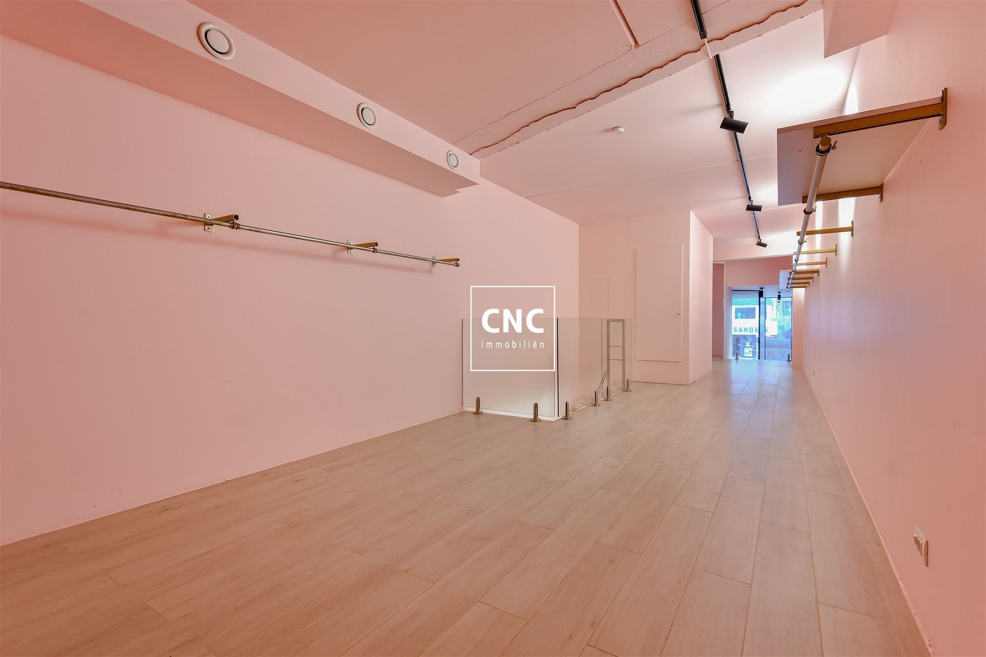 Recent lichtrijk handelspand in het commerciële centrum van Knokke foto 9