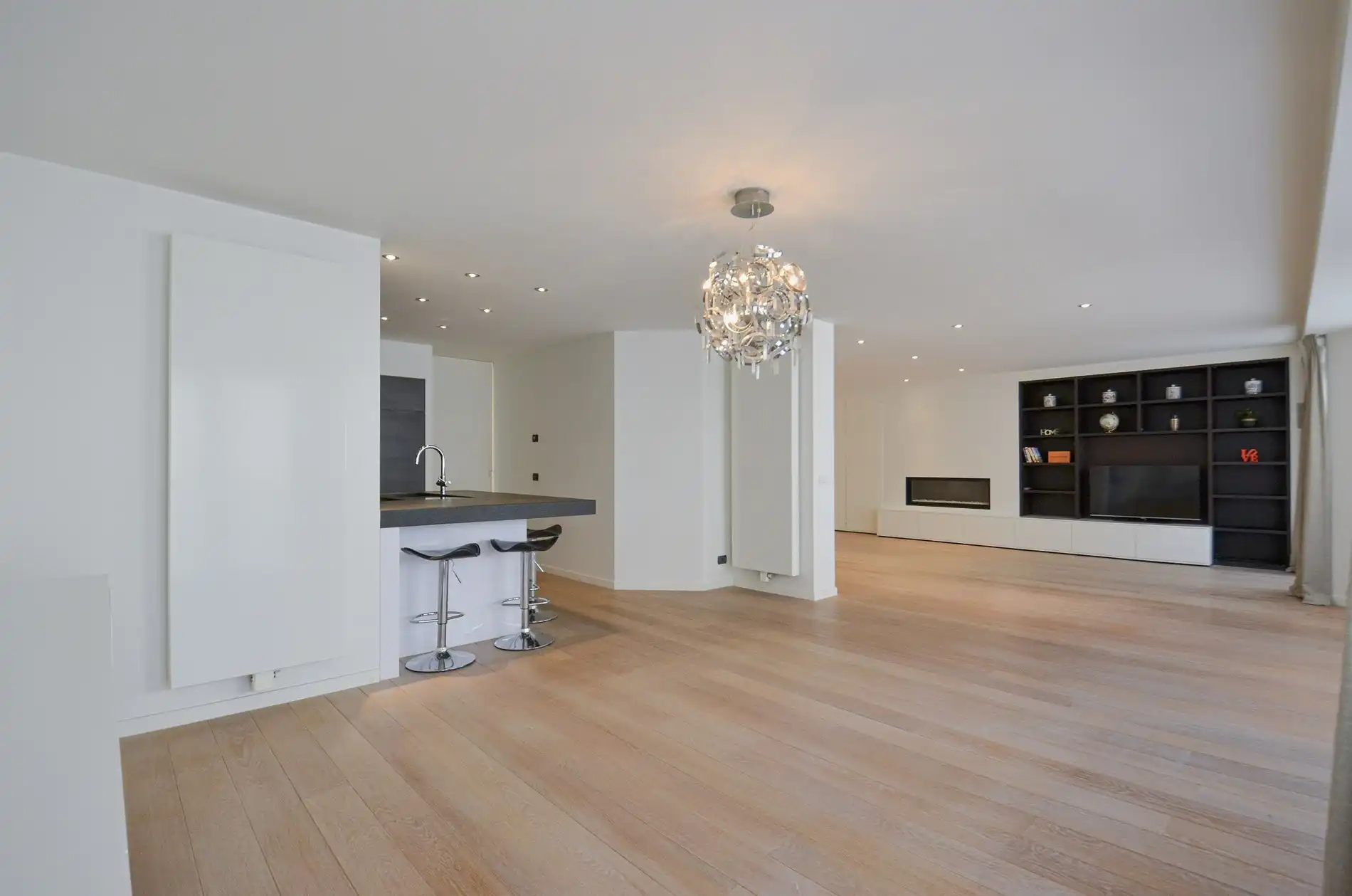 Topaanbieding – Uitzonderlijk ruim appartement gelegen in een stijlvolle residentie. foto 9