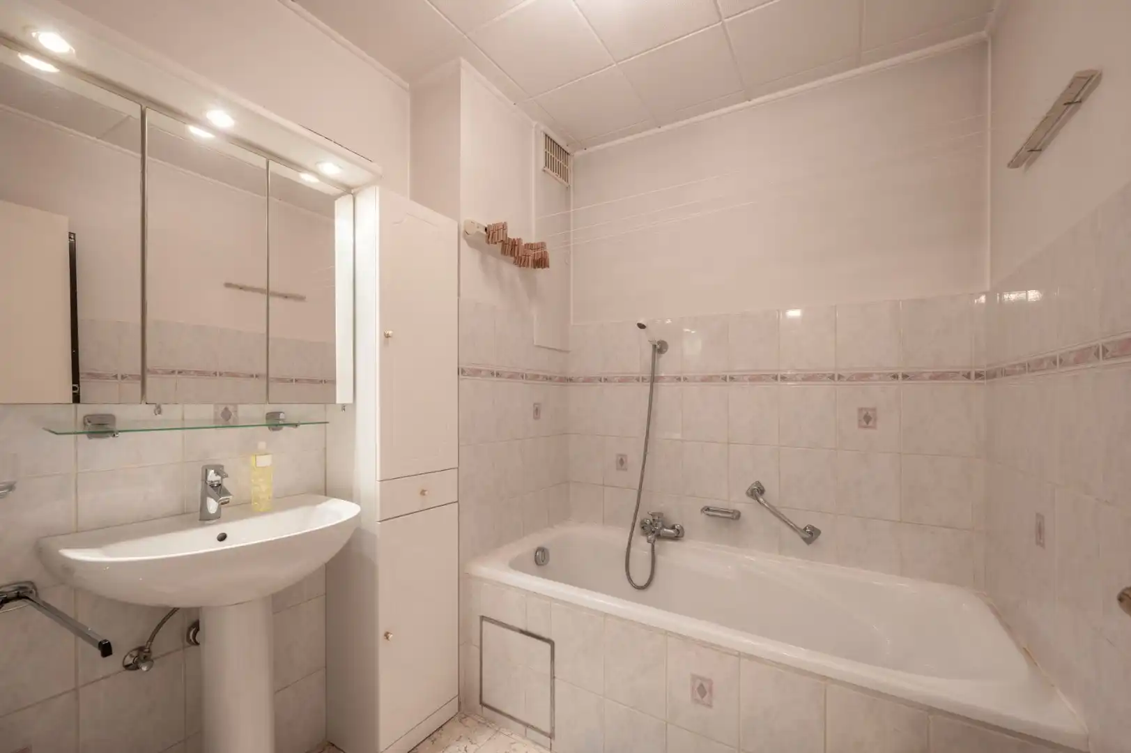 Appartement met garage op goede ligging te Assebroek! foto 11