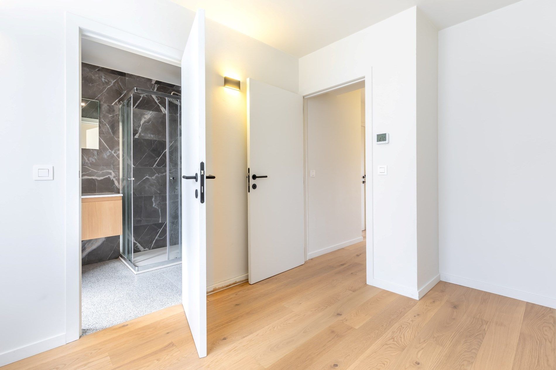 Instapklaar en gerenoveerde 1-slaapkamerappartement met terras foto 7