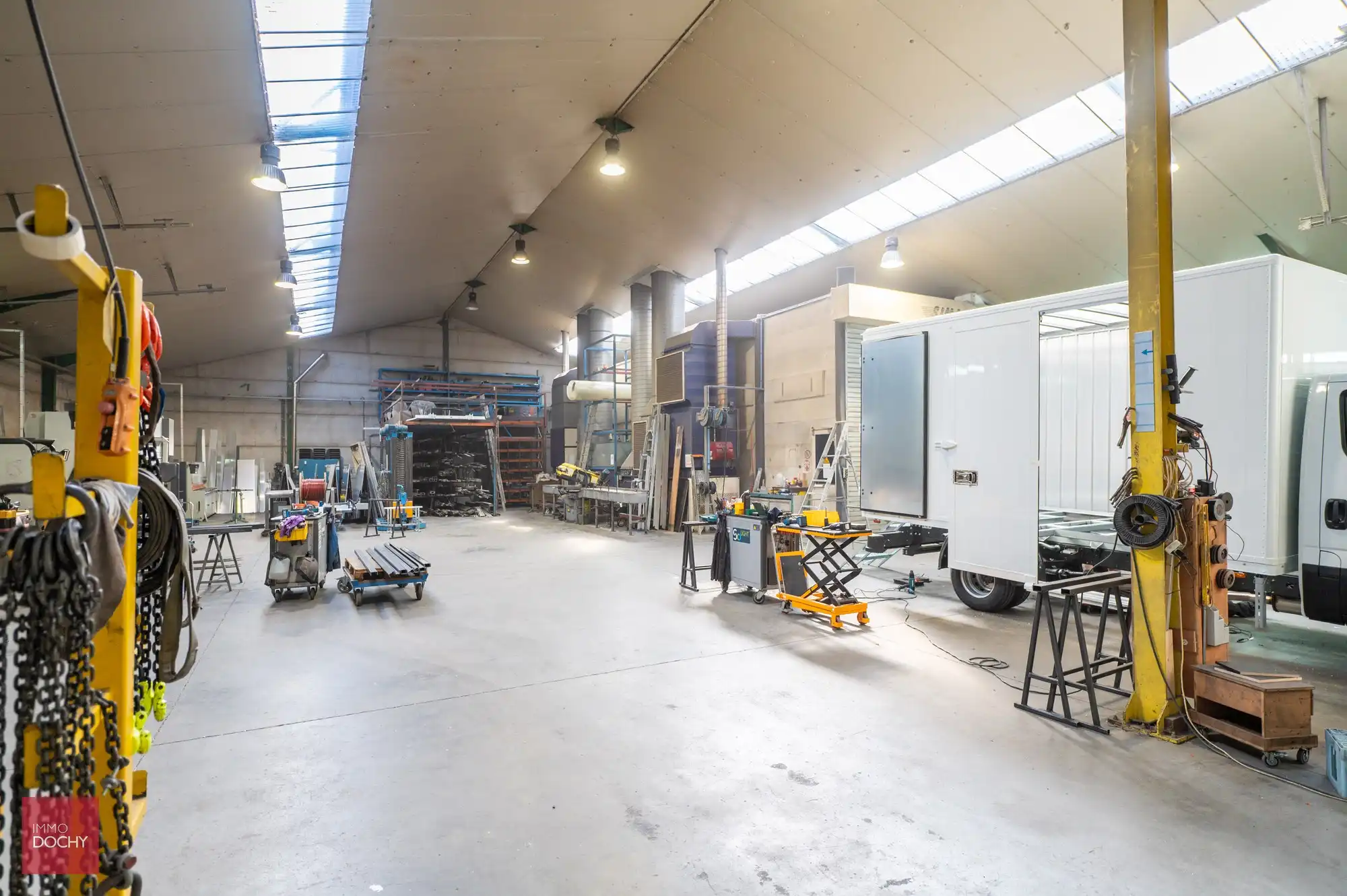 Goed gelegen handelseigendom met woonst en magazijnen (zone milieubelastende industrie) foto 11