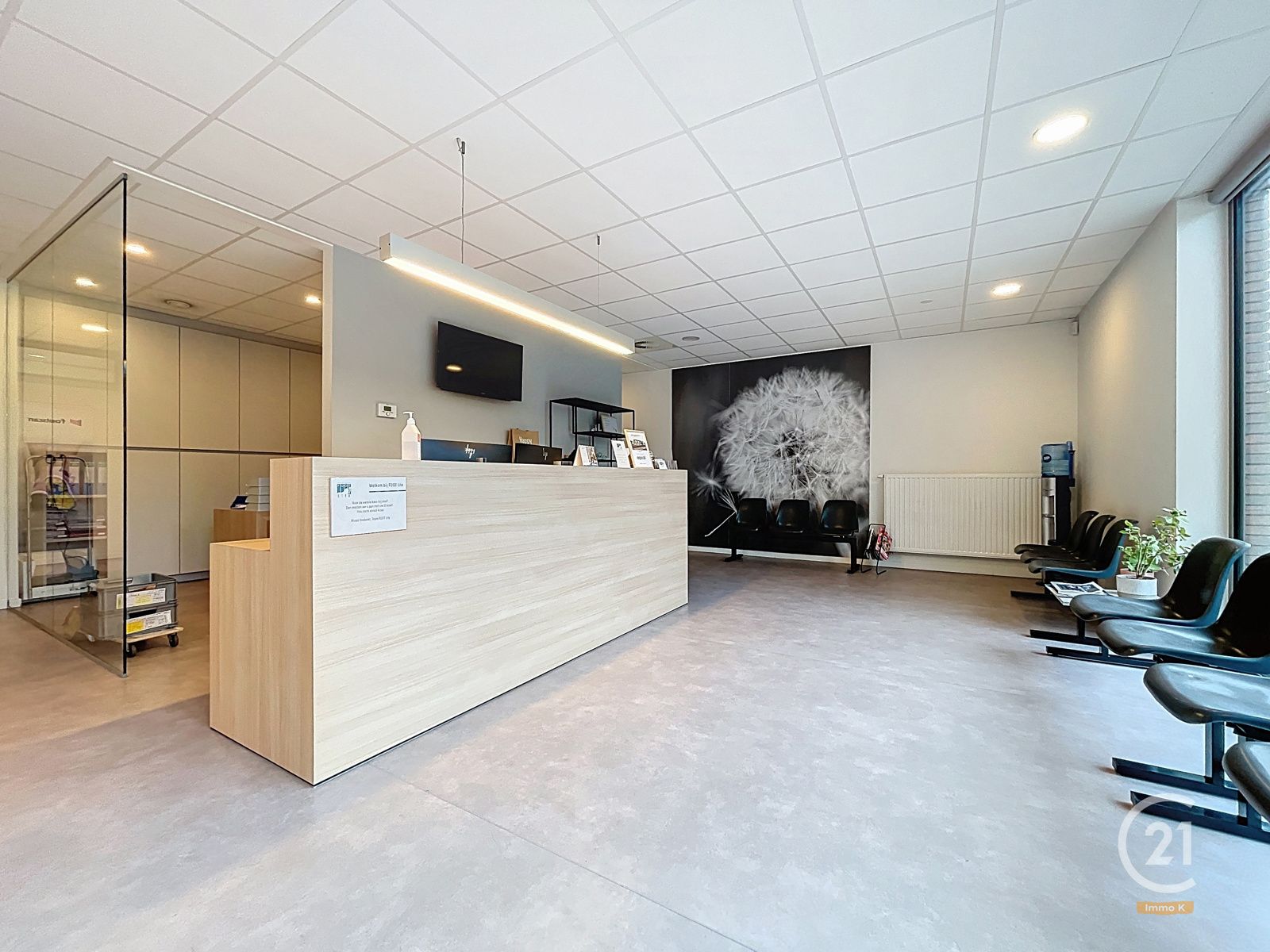 Commercieel gelegen handelsgelijkvloers met 3 privé-parkings foto {{pictureIndex}}