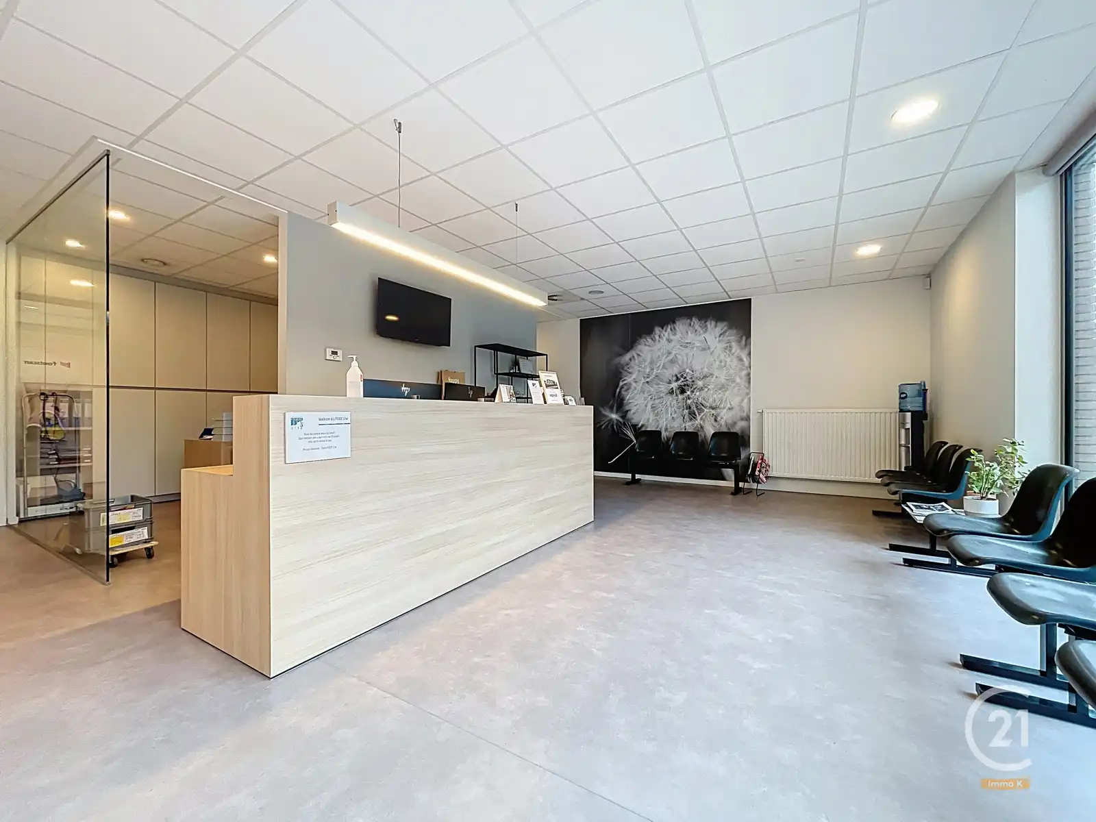 Commercieel gelegen handelsgelijkvloers met 3 privé-parkings foto {{pictureIndex}}